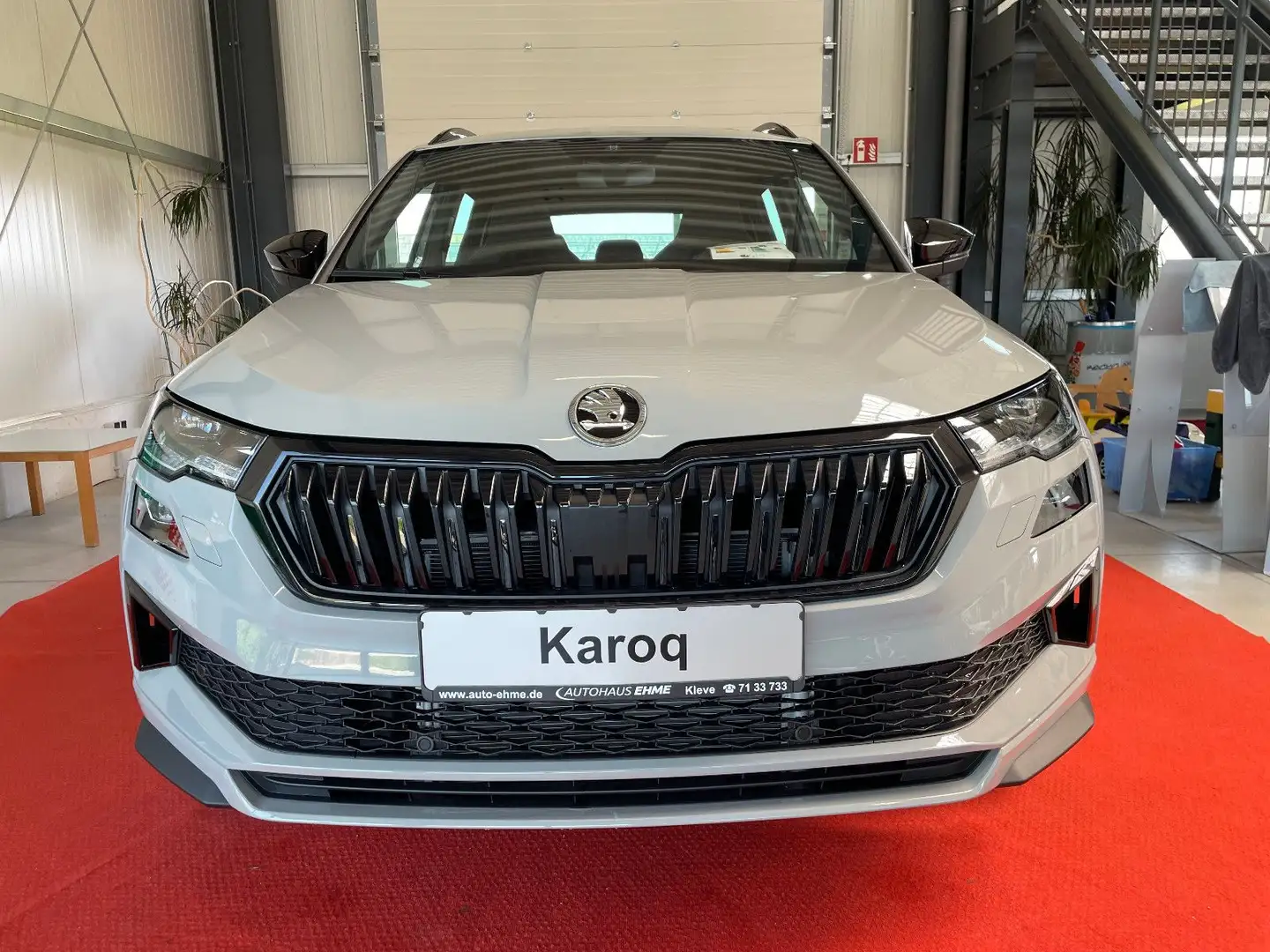 Skoda Karoq Sportline 1.5 TSI DSG *PANO*AHK*NAV*MATRIX Grau - 2