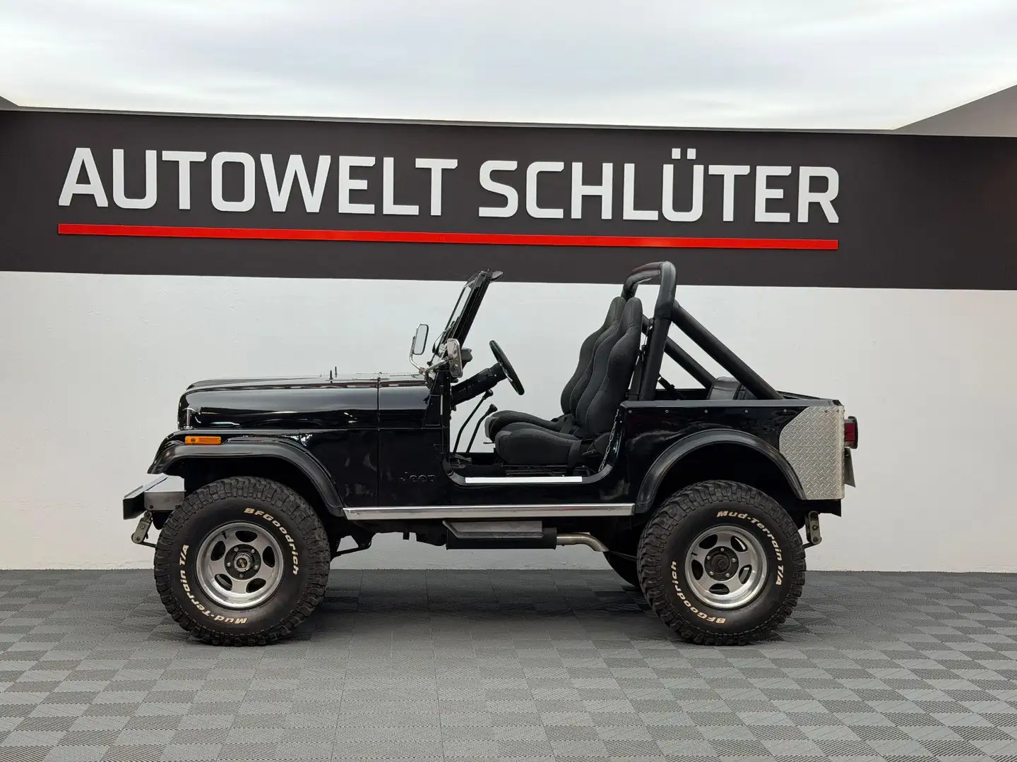 Jeep CJ-7 Schwarz - 2