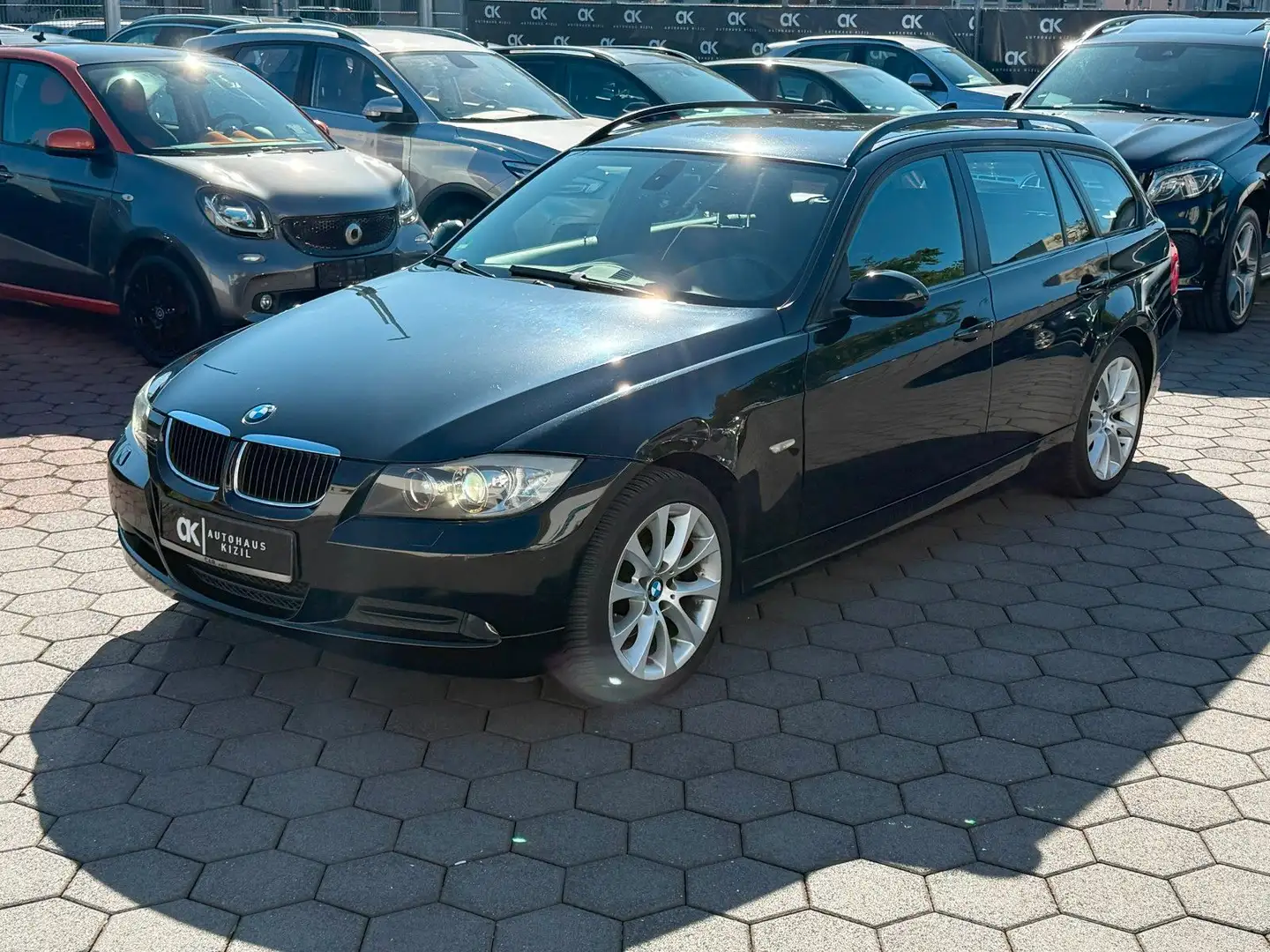 BMW 320 d Autom, Navi,Xenon,Einparkh., 2.Hand Tempom. Noir - 1