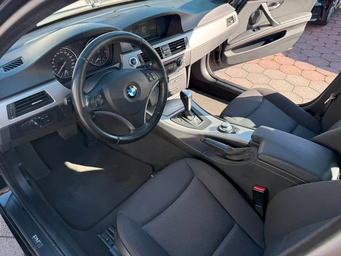 BMW 320 d Autom, Navi,Xenon,Einparkh., 2.Hand Tempom. Noir - 2
