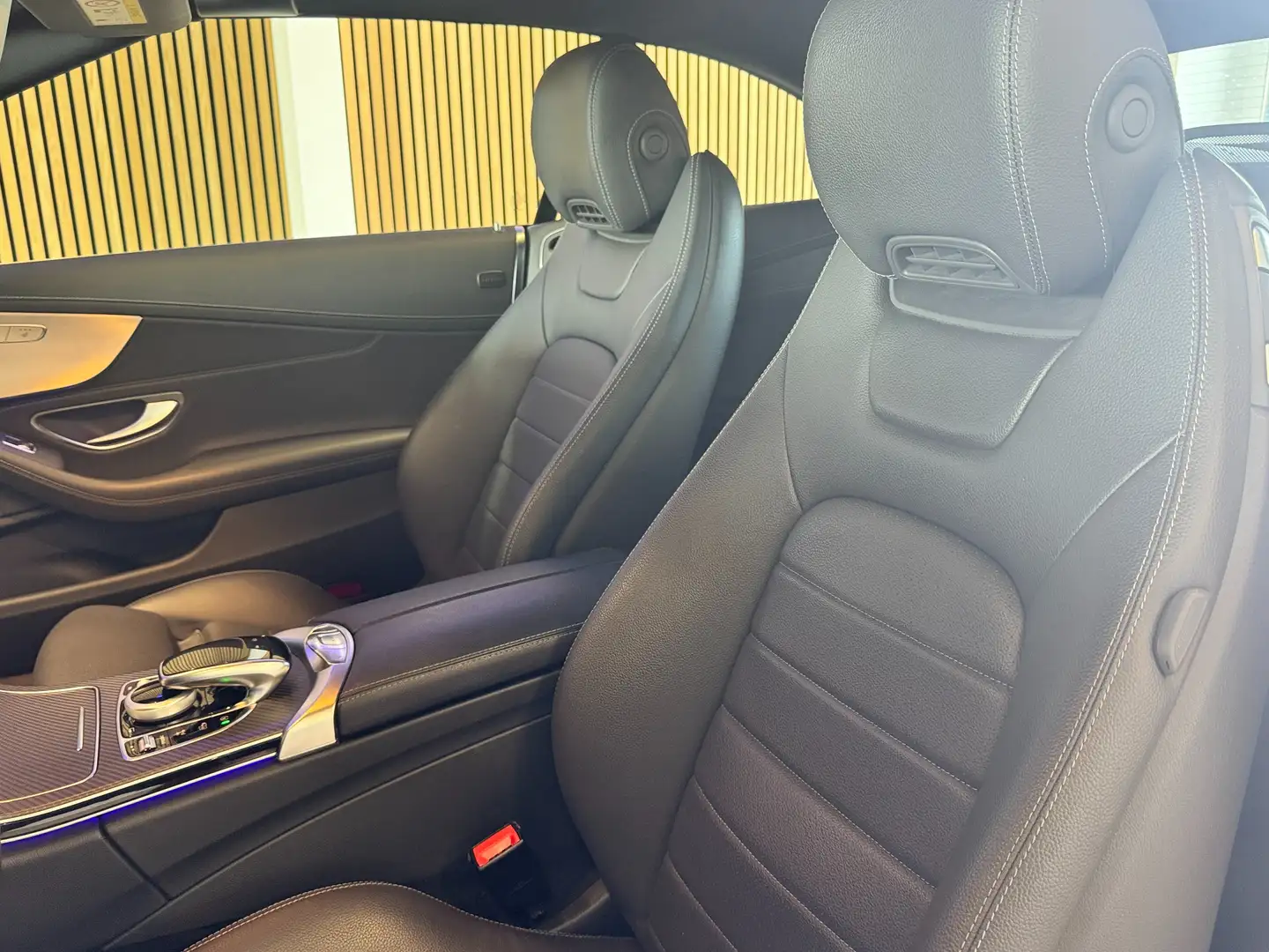Mercedes-Benz C 180 C 180 Cabrio 9G-TRONIC AMG Line Zwart - 2