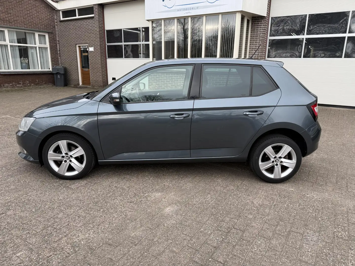 Skoda Fabia 1.2 TSI First Edition Style trekhaak l airco Gris - 2