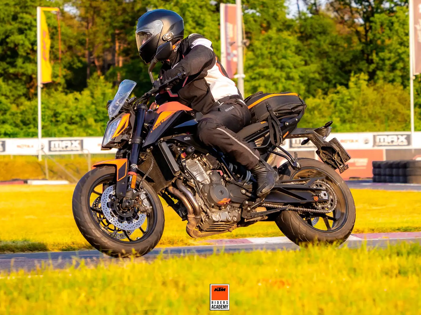 KTM 890 Duke - 2