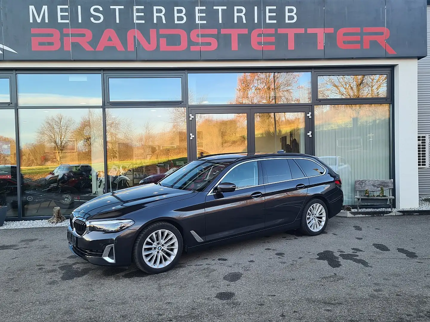 BMW 520 d 48 V Touring xDrive Aut. Allrad/Temp./Digital... Grau - 1