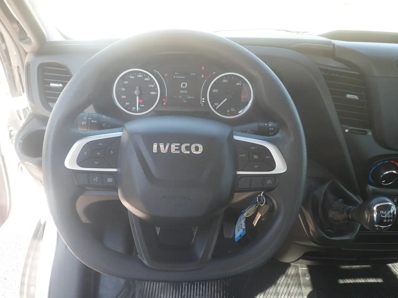 Iveco Daily 2021 — фото 12