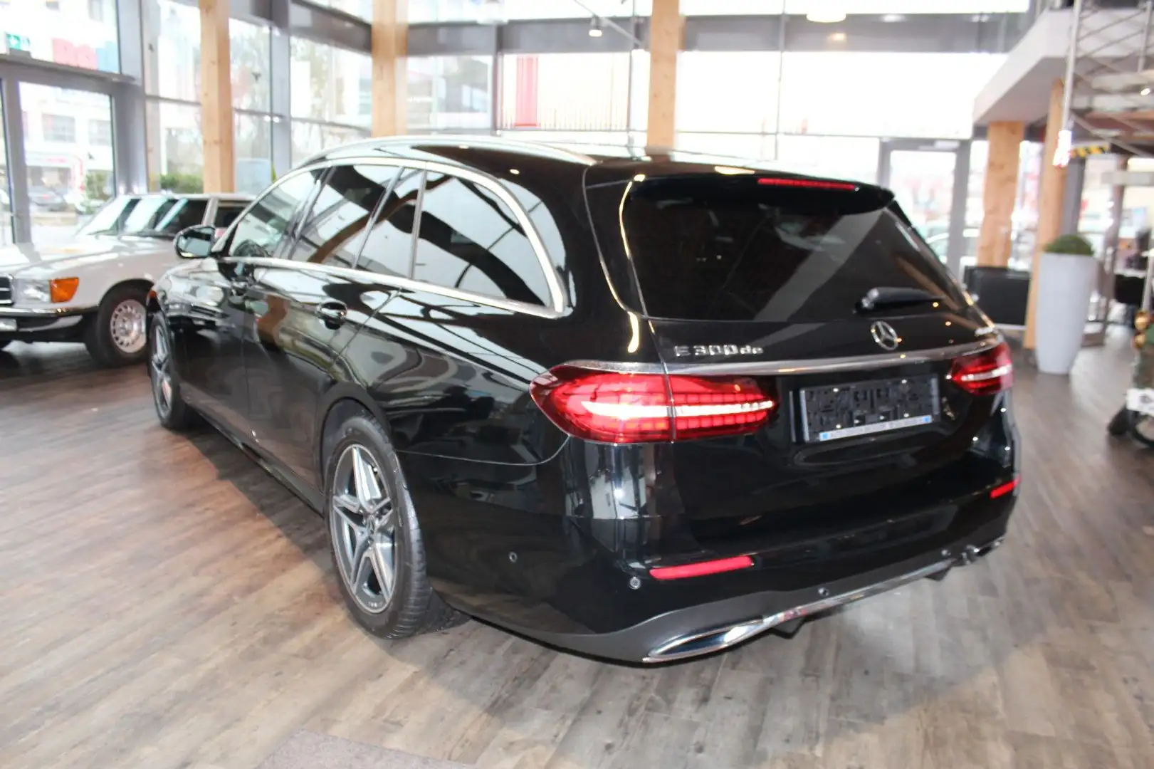 Mercedes-Benz E 300 de T 4-M AMG-Line Distr. AHK LED MBUX RFK Schwarz - 2