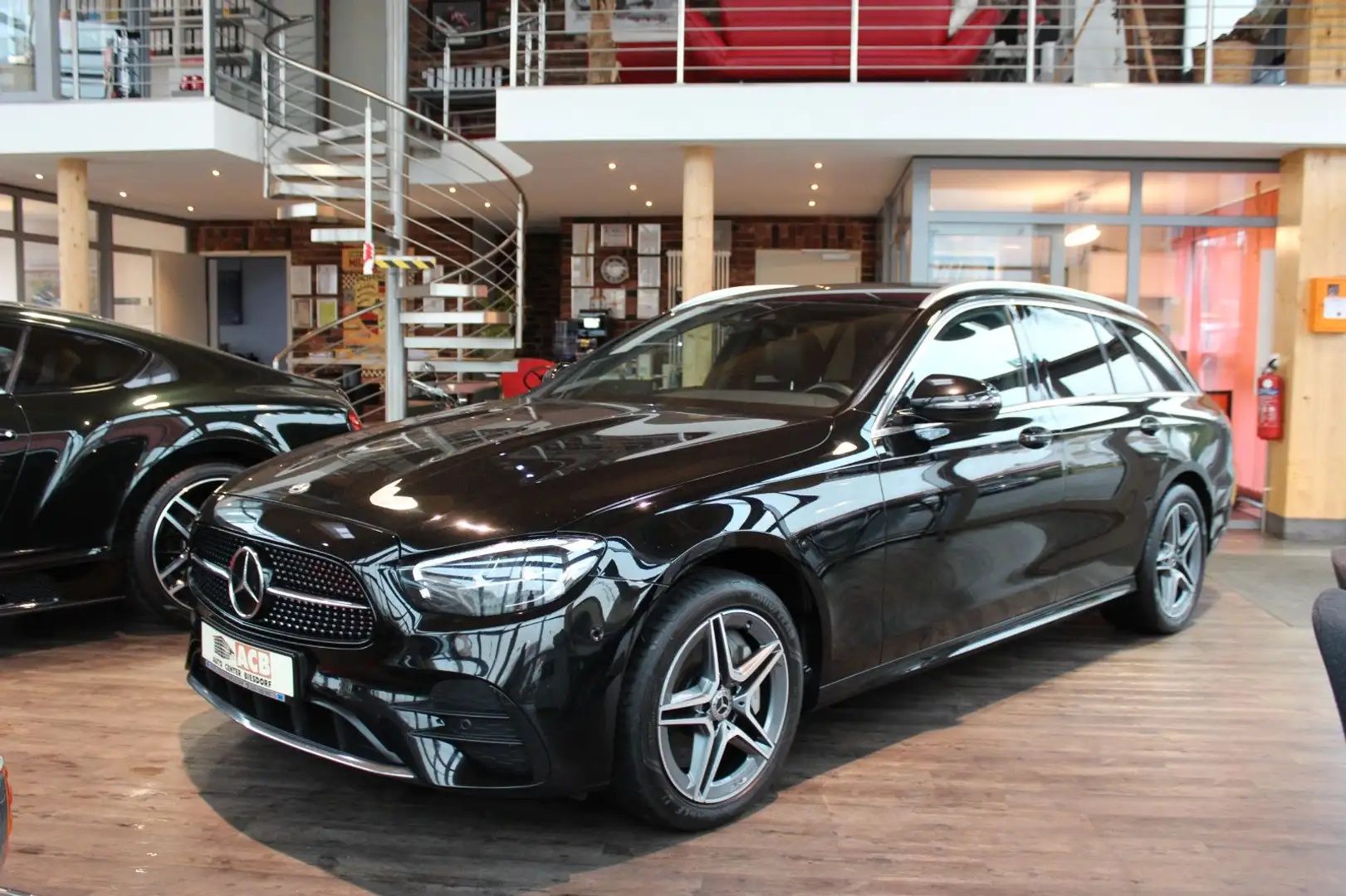 Mercedes-Benz E 300 de T 4-M AMG-Line Distr. AHK LED MBUX RFK Schwarz - 1