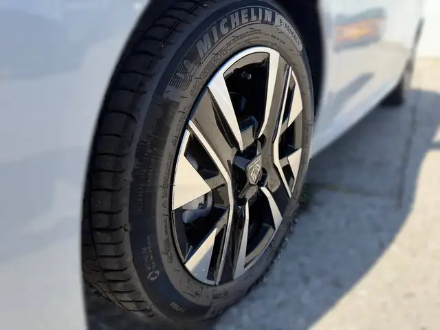 Peugeot 208 view 13
