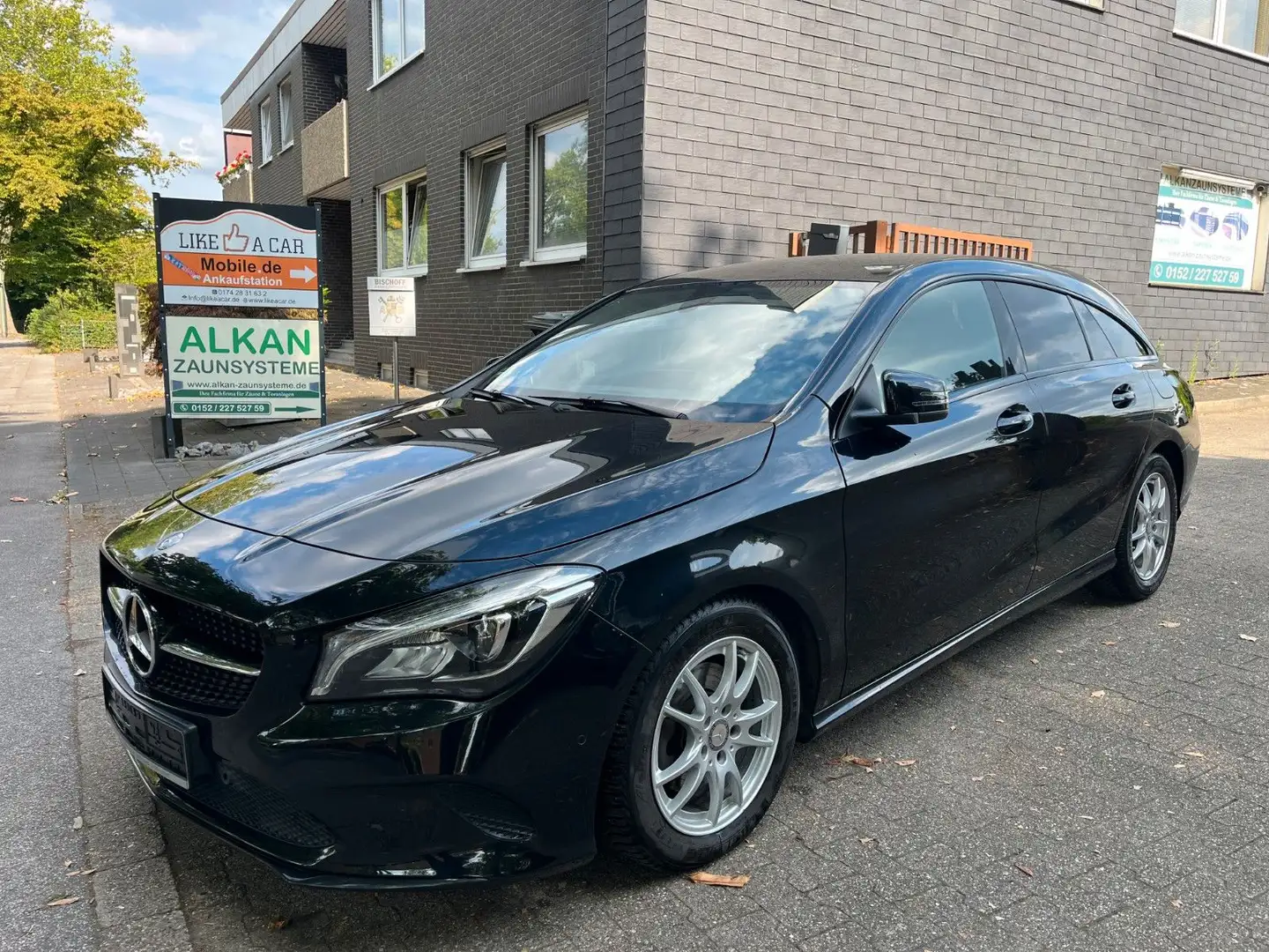 Mercedes-Benz CLA 180 Shooting Brake PDC NAVI LED SHZ 1.Hand Negru - 1