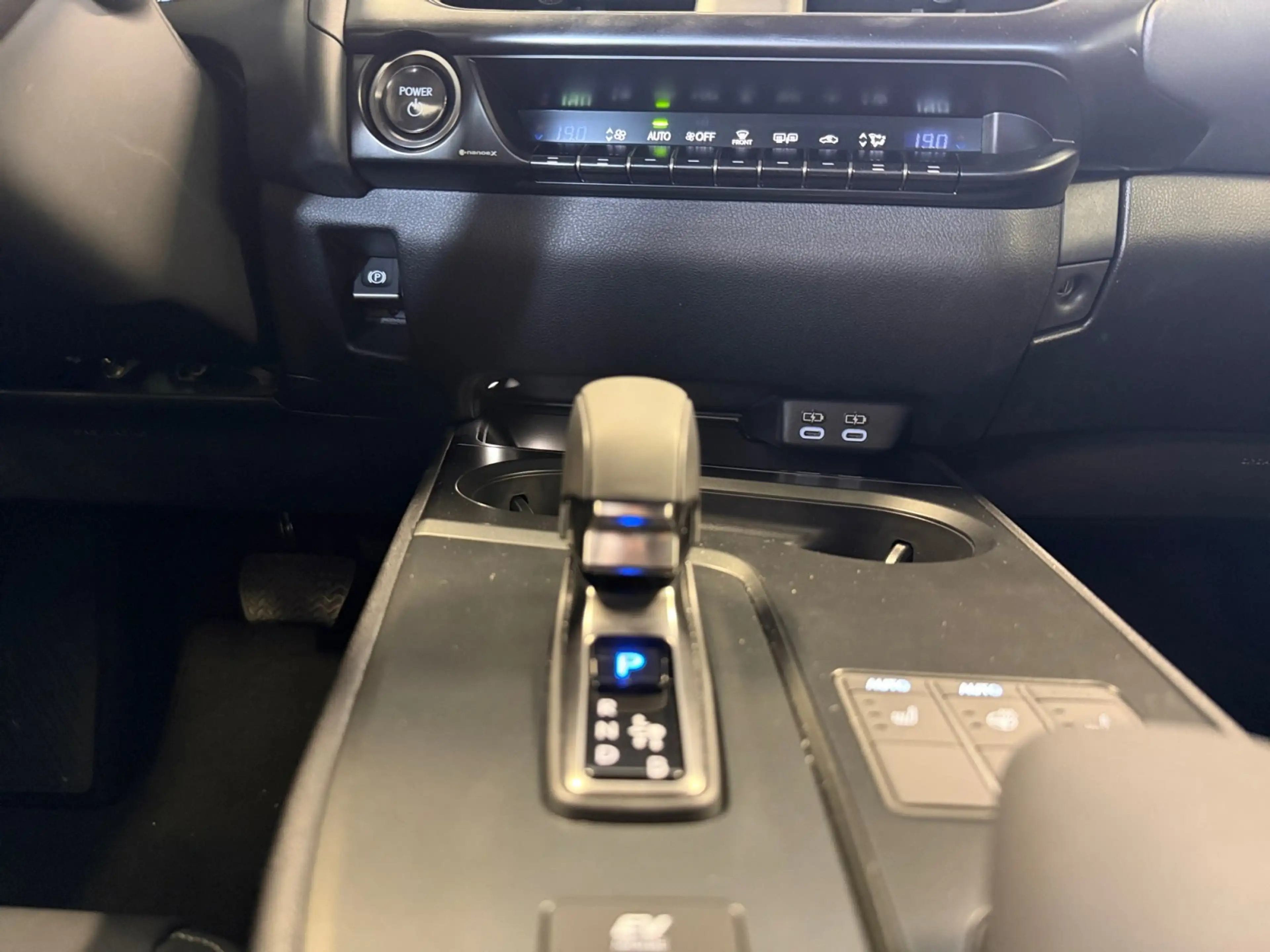Lexus UX 300h F-Sport Design NAVI/CARPLAY — photo 12