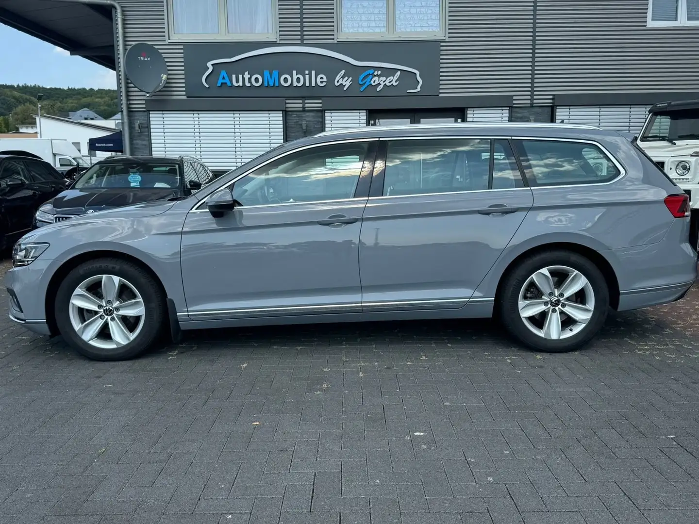 Volkswagen Passat Variant Elegance 4Motion*1.Hand*Standhei. Grau - 2