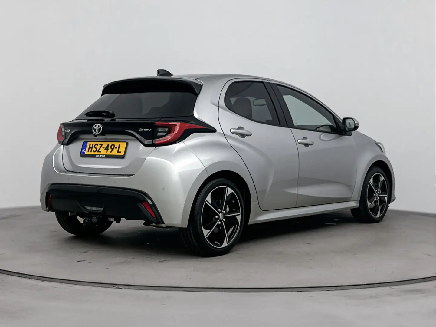 Toyota Yaris 1.5 Hybrid 130 Executive | Apple Carplay & Android Grijs - 2