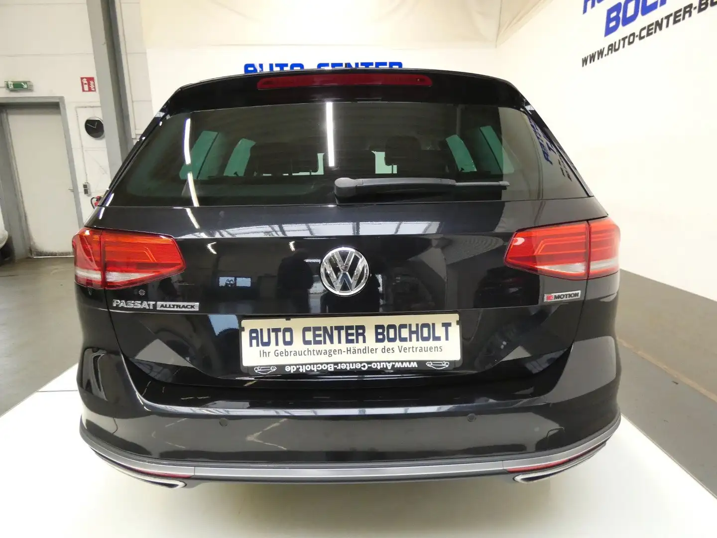 Volkswagen Passat Variant Passat 2.0 TDI Alltrack BMT/Start-Stopp 4Motion Zwart - 2