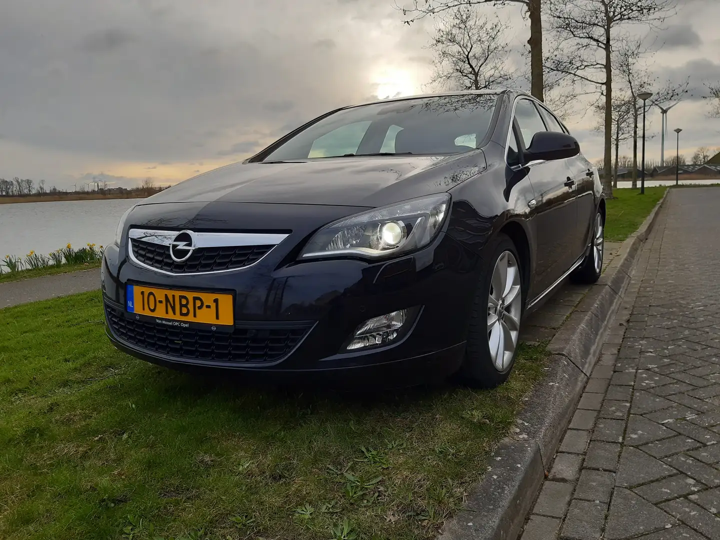 Opel Astra 1.6 Turbo sport 179 pk aut.2010 Zwart,OPC line Zwart - 2