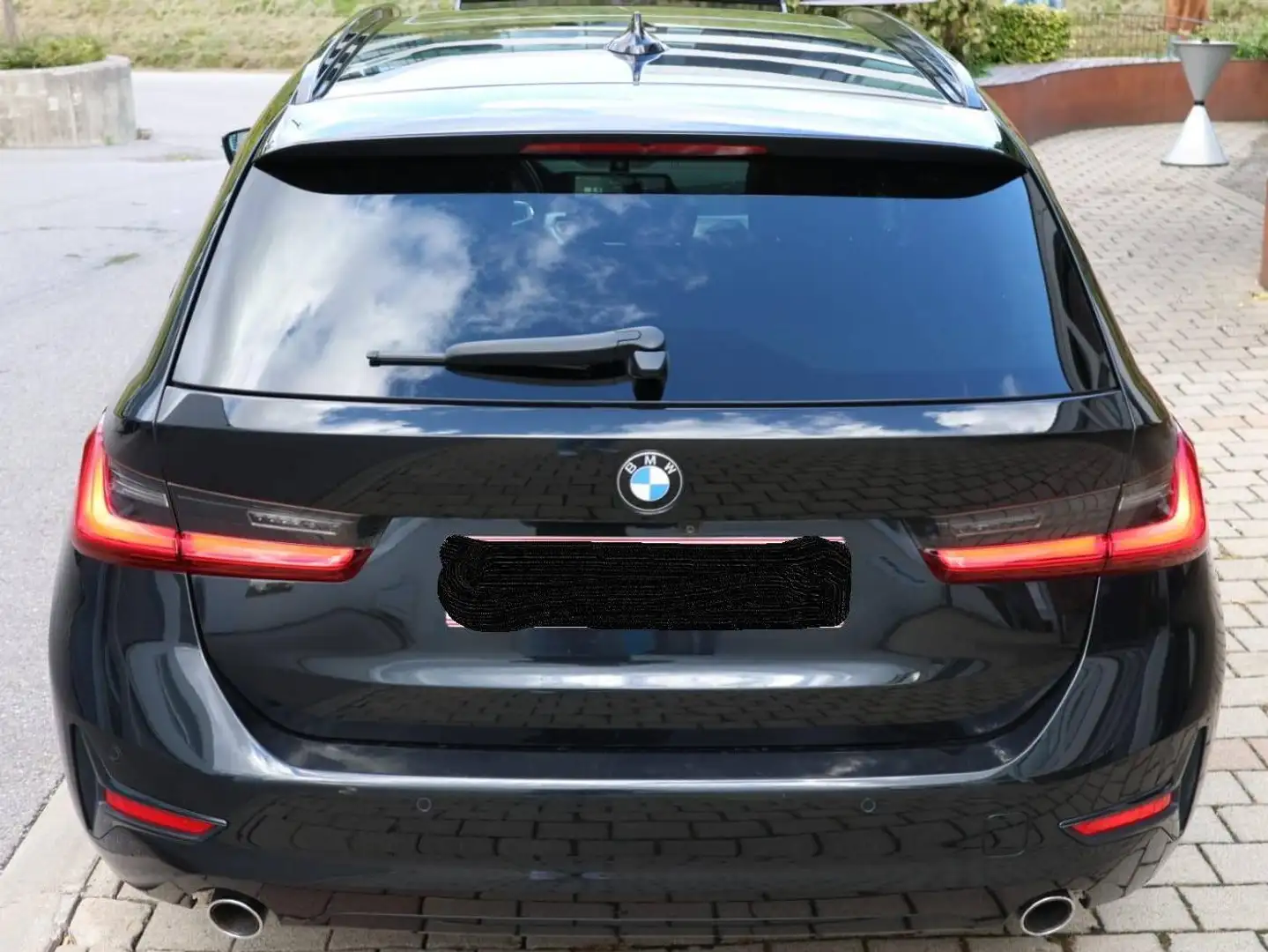 BMW 318 318d Touring M Sport Aut. M Sport Schwarz - 2