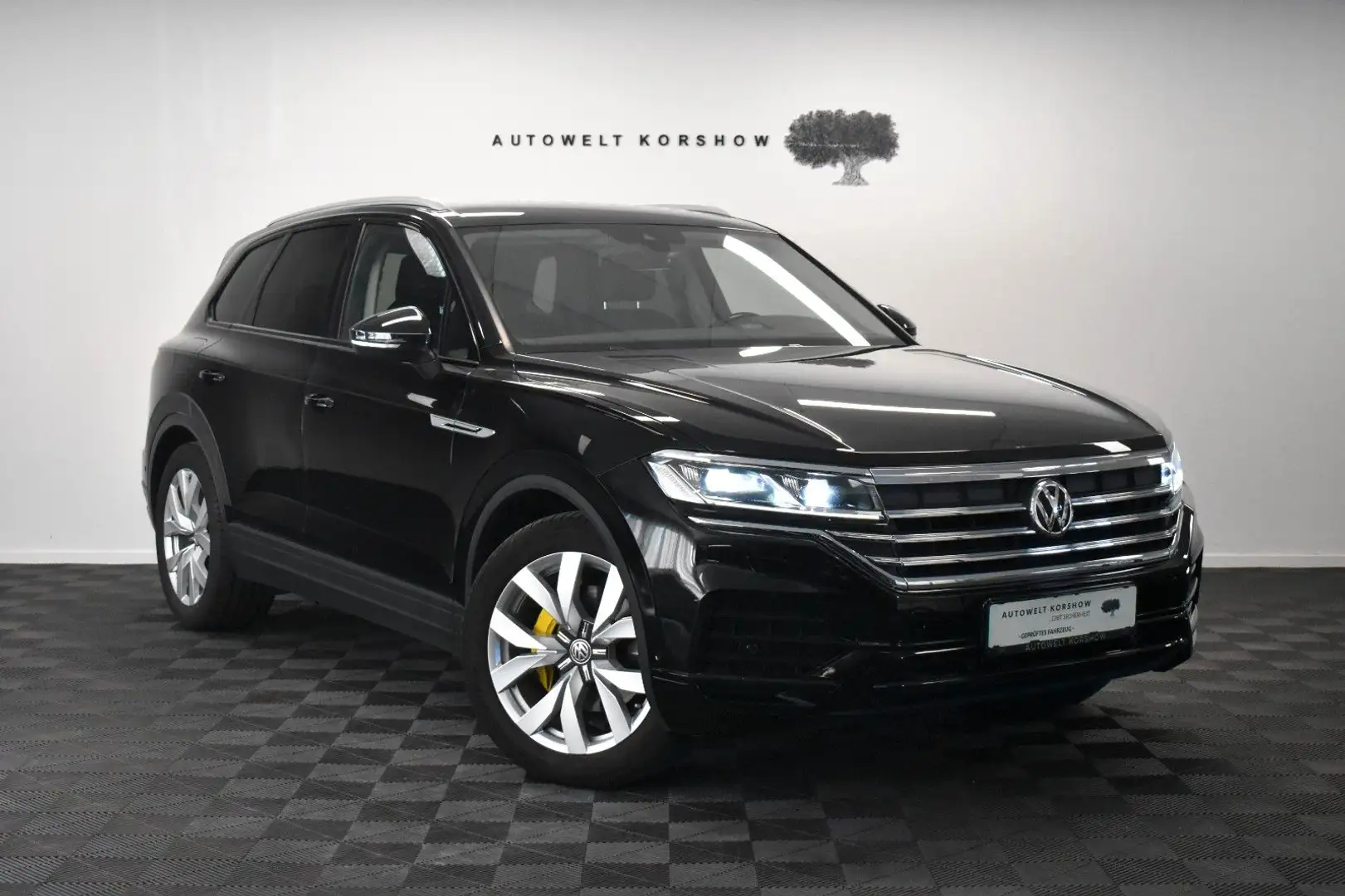 Volkswagen Touareg 4Motion *LED *KAMERA *AHK *4x SHZ *ACC Černá - 1
