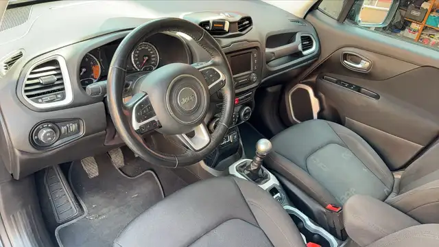 Jeep Renegade view 8