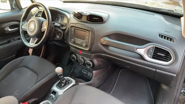 Jeep Renegade view 10