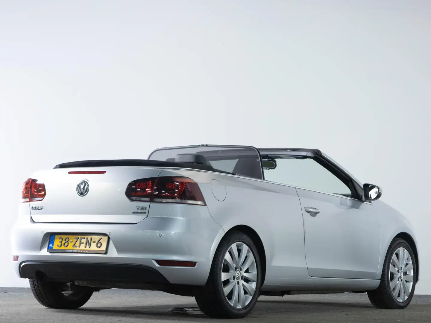 Volkswagen Golf Cabriolet 1.2 TSI 105 PK Highline | Navigatie | Windscherm | Grijs - 2