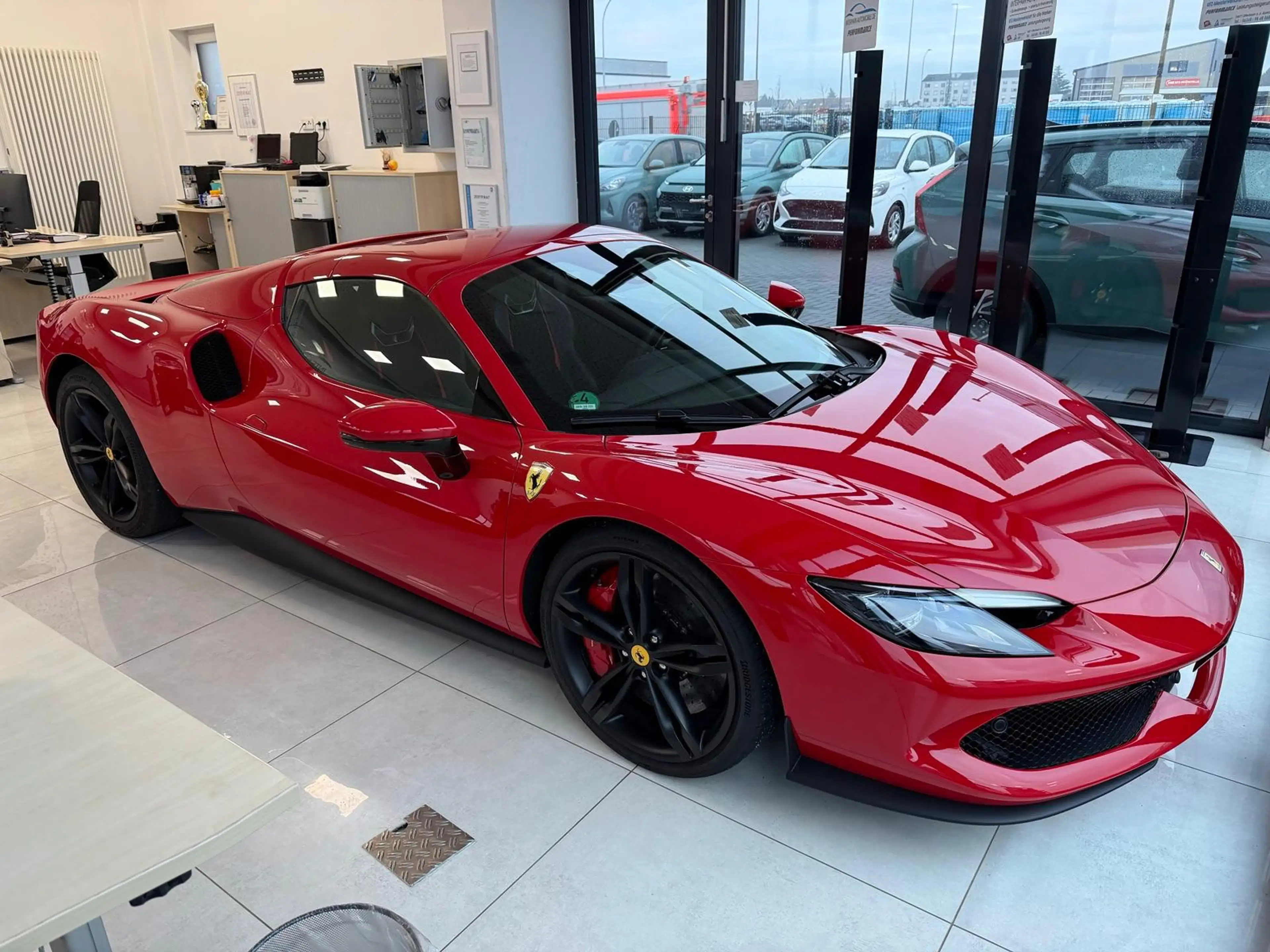 Ferrari 296 GTS Lift / Carbon-LED-Lenkrad / Rosso Corsa — photo 13