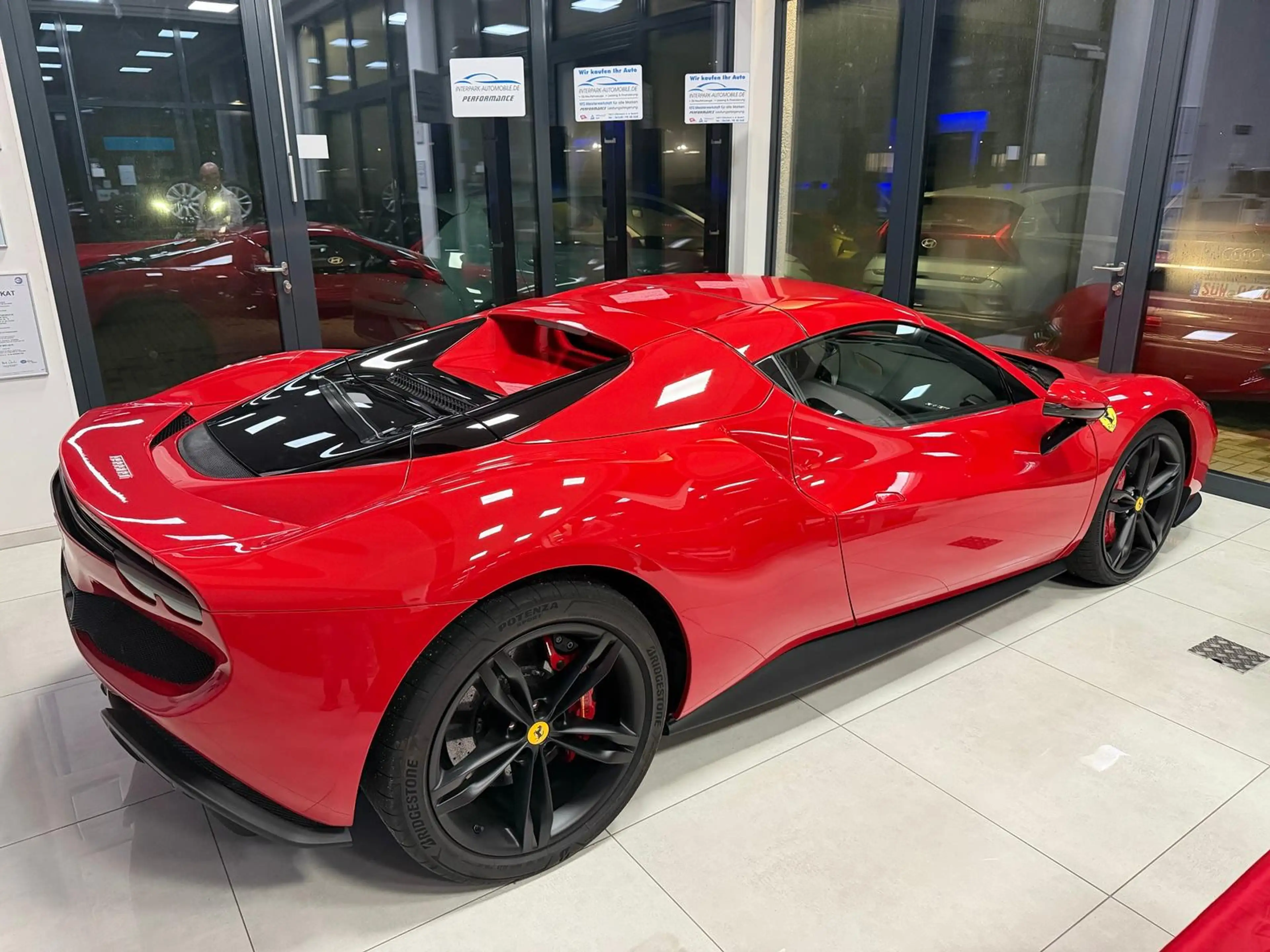 Ferrari 296 GTS Lift / Carbon-LED-Lenkrad / Rosso Corsa — photo 3