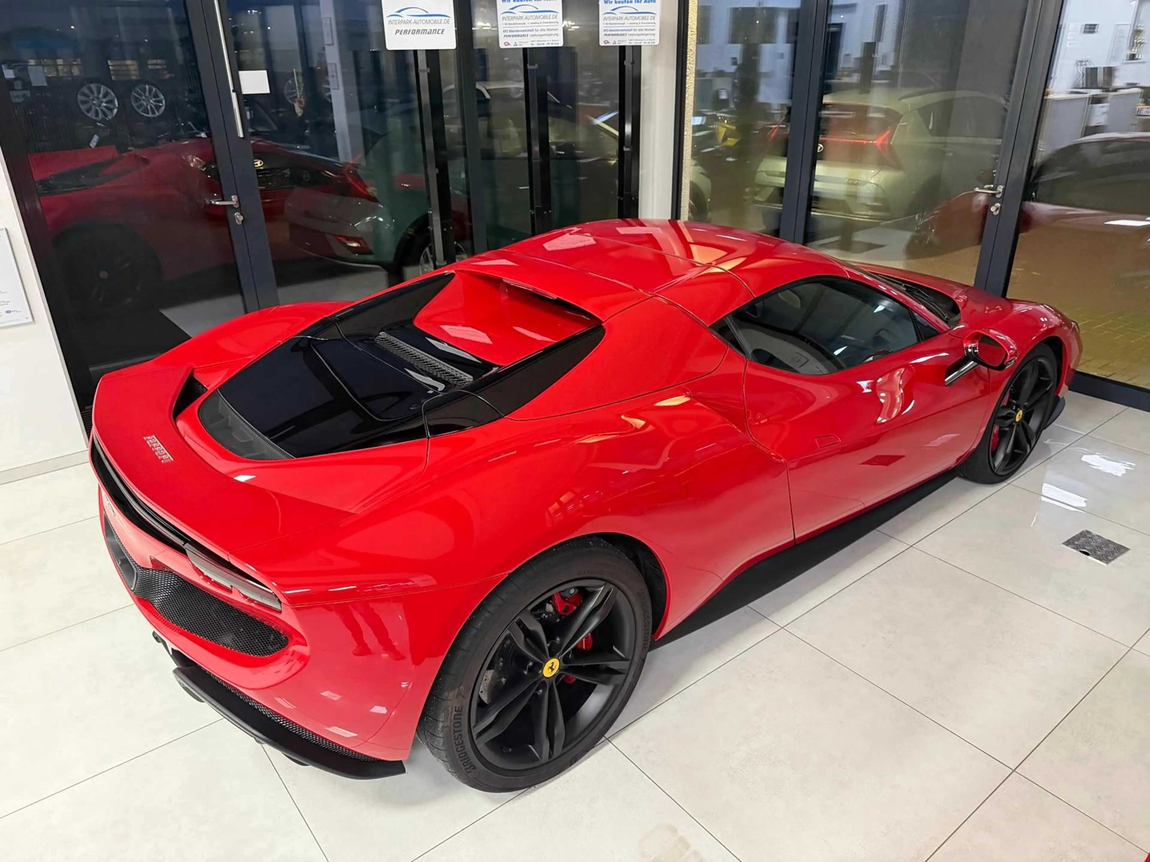 Ferrari 296 GTS Lift / Carbon-LED-Lenkrad / Rosso Corsa — photo 8