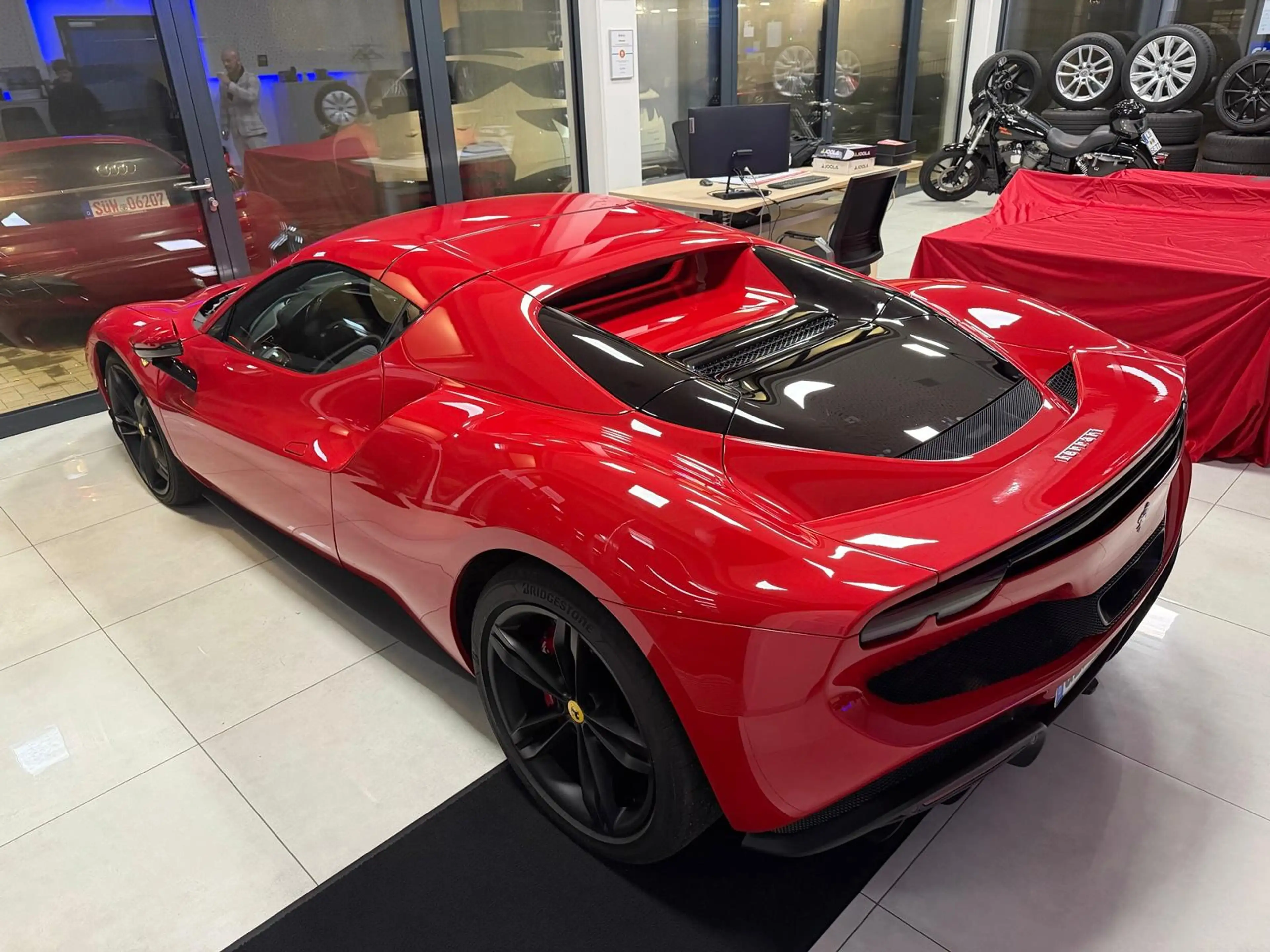 Ferrari 296 GTS Lift / Carbon-LED-Lenkrad / Rosso Corsa — photo 4