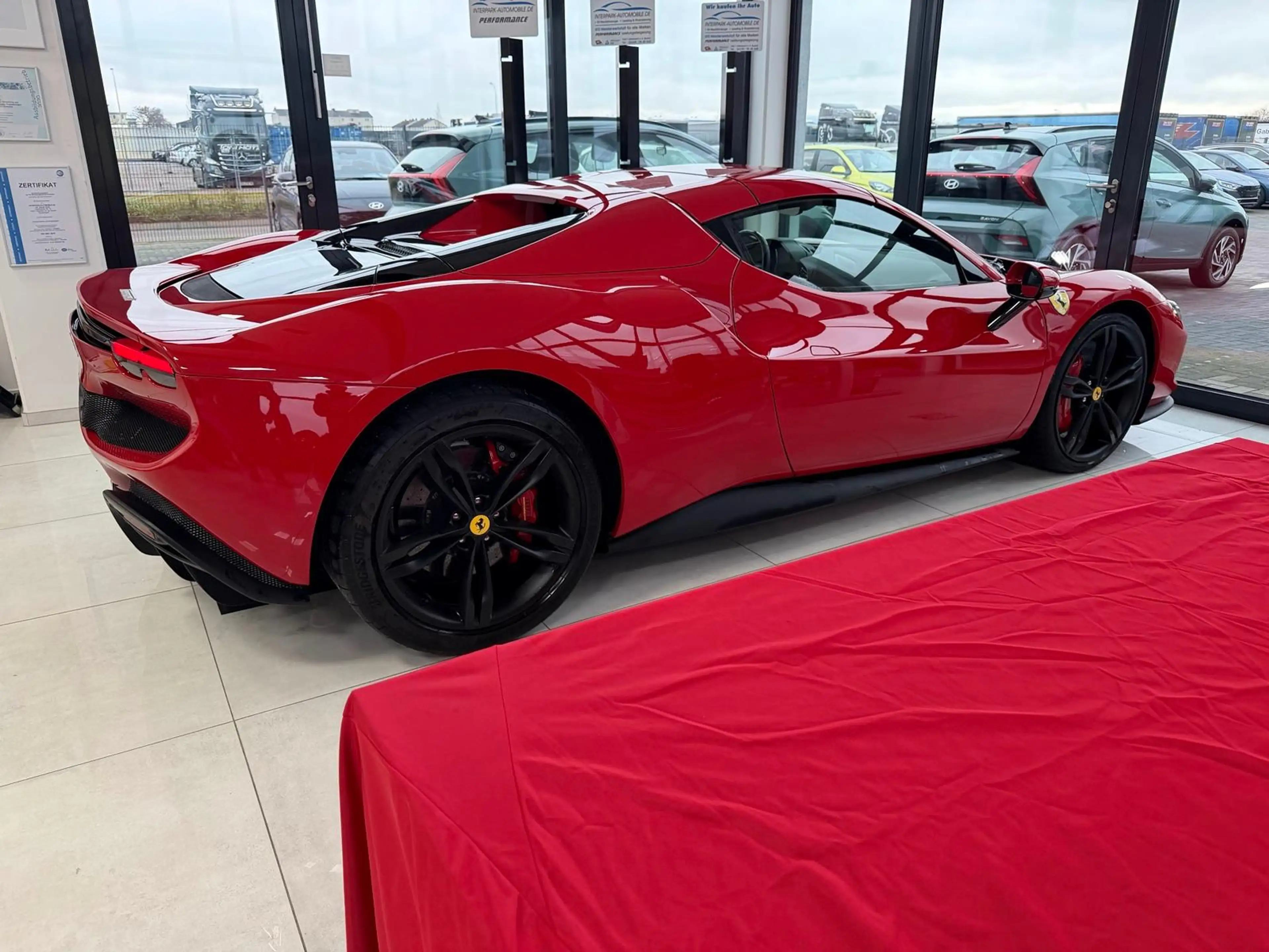 Ferrari 296 GTS Lift / Carbon-LED-Lenkrad / Rosso Corsa — photo 11