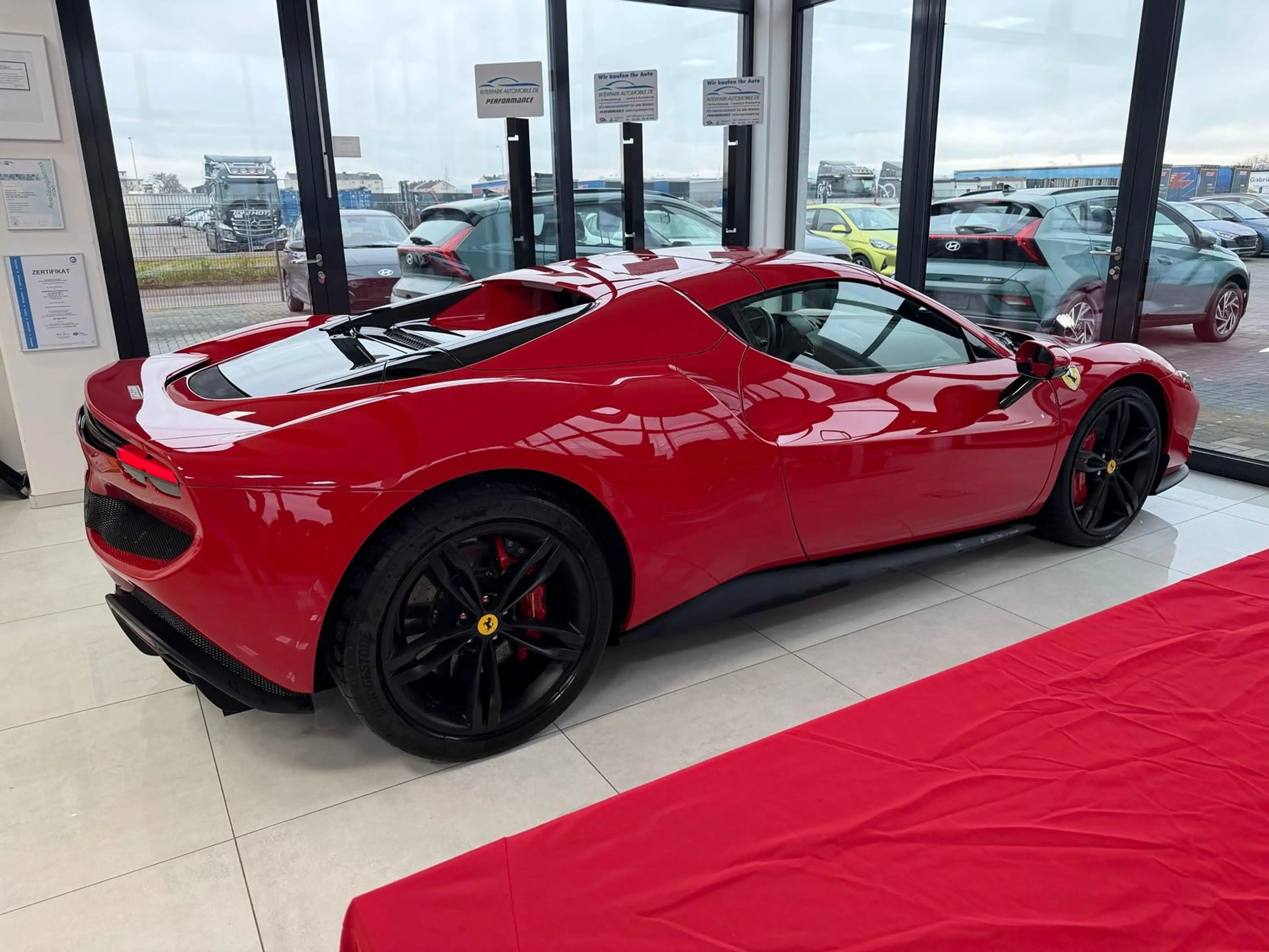 Ferrari 296 GTS Lift / Carbon-LED-Lenkrad / Rosso Corsa — photo 9