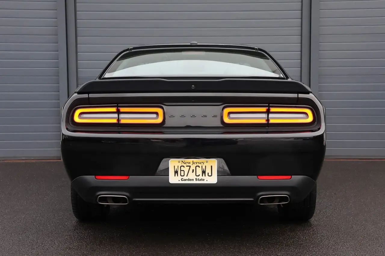 Dodge Challenger 2022 — фото 6