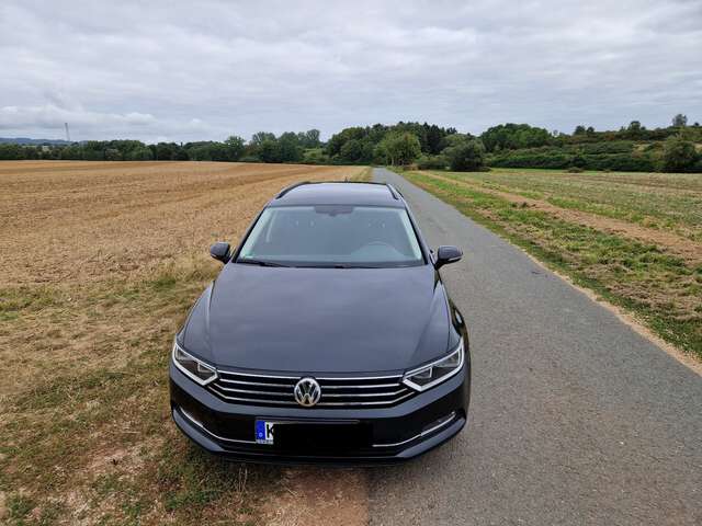 Imagine Volkswagen Passat Variant 1.4 TSI ACT Navi/AHK mit PDC Highline