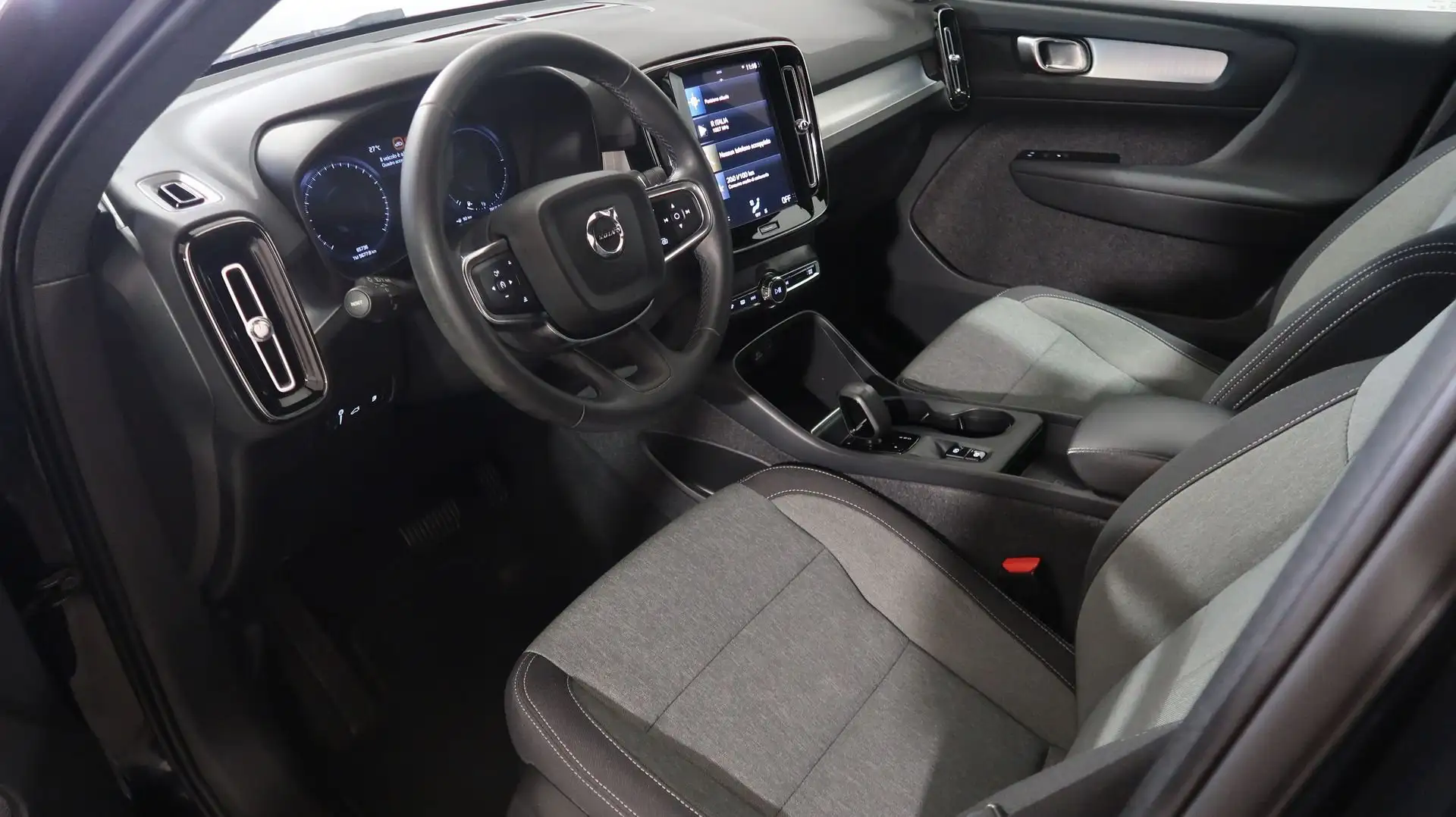 Volvo XC40 XC40 T5 Recharge Plug-in Hybrid Inscription Expre Zwart - 2