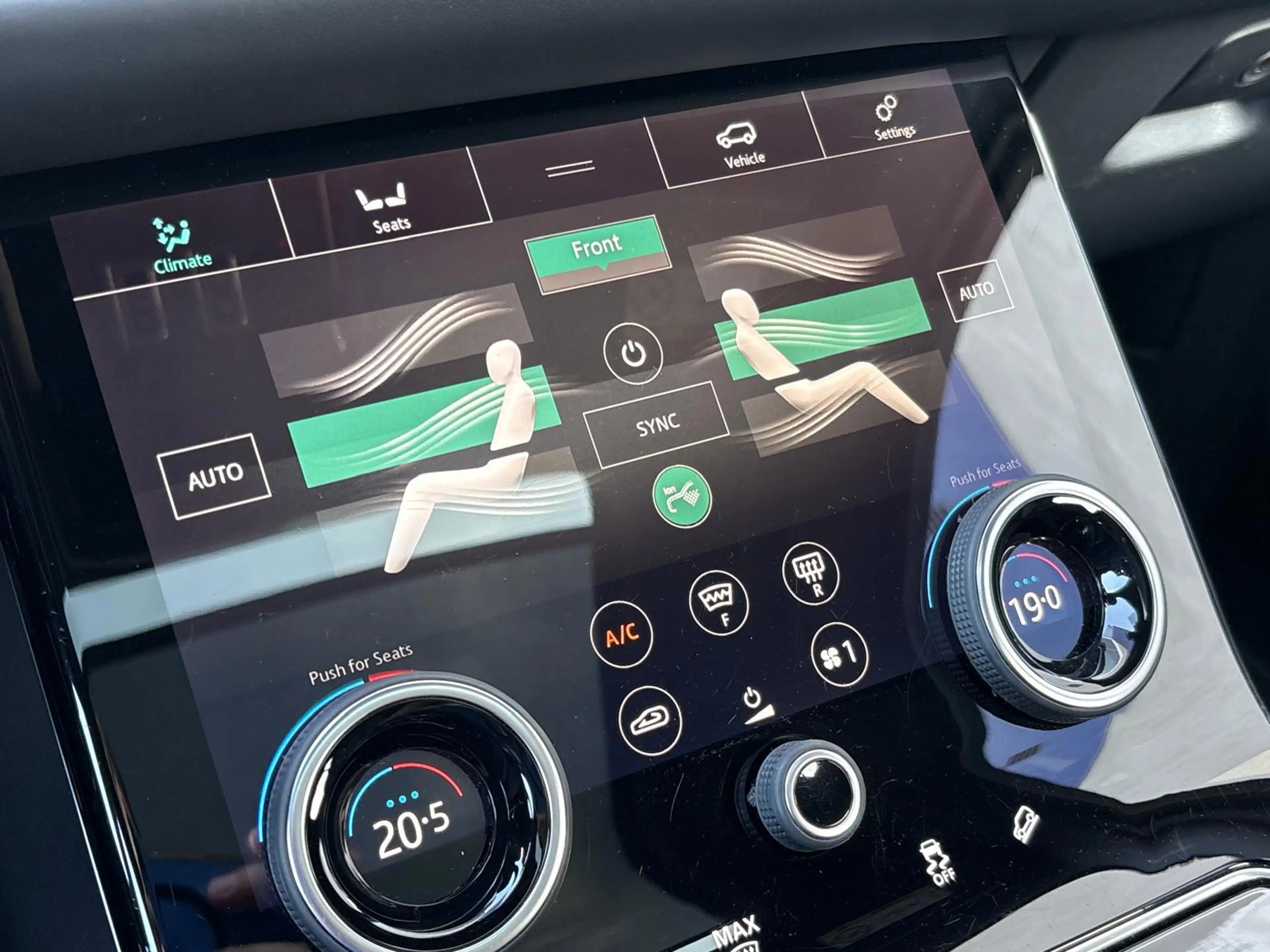 Land Rover Range Rover Velar 3.0 V6 SC AWD R-Dynamic HSE 381pk Panoramadak / 22 — photo 9