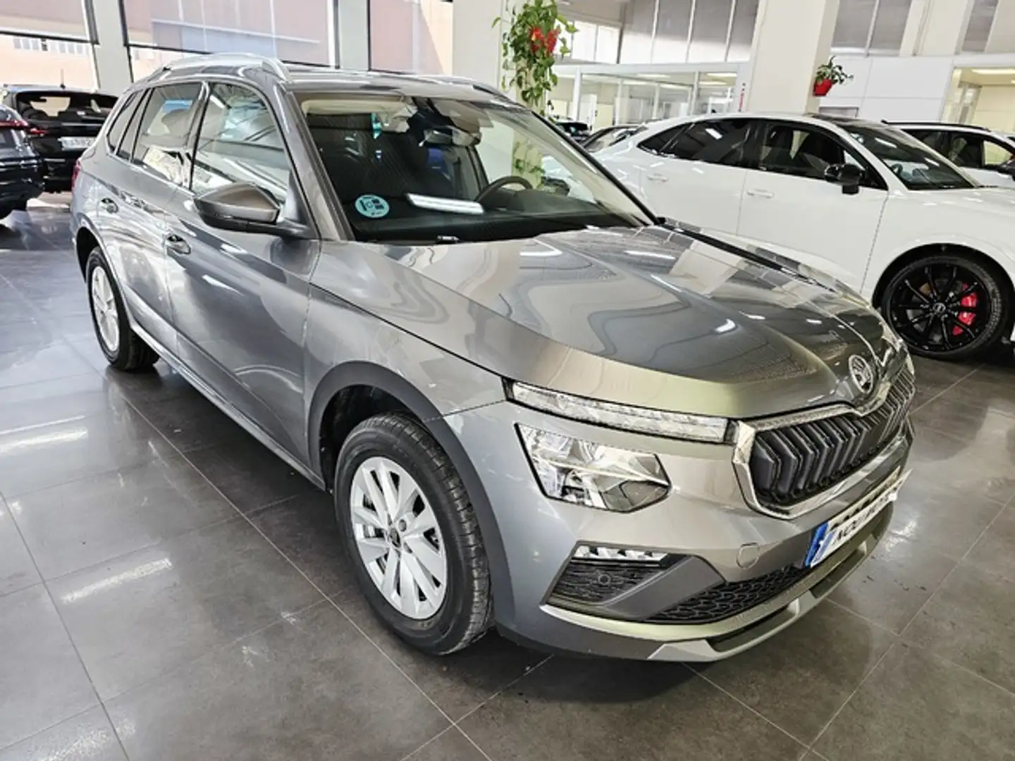Skoda Kamiq 1.0 TSI Selection DSG7 85kW Gris - 2