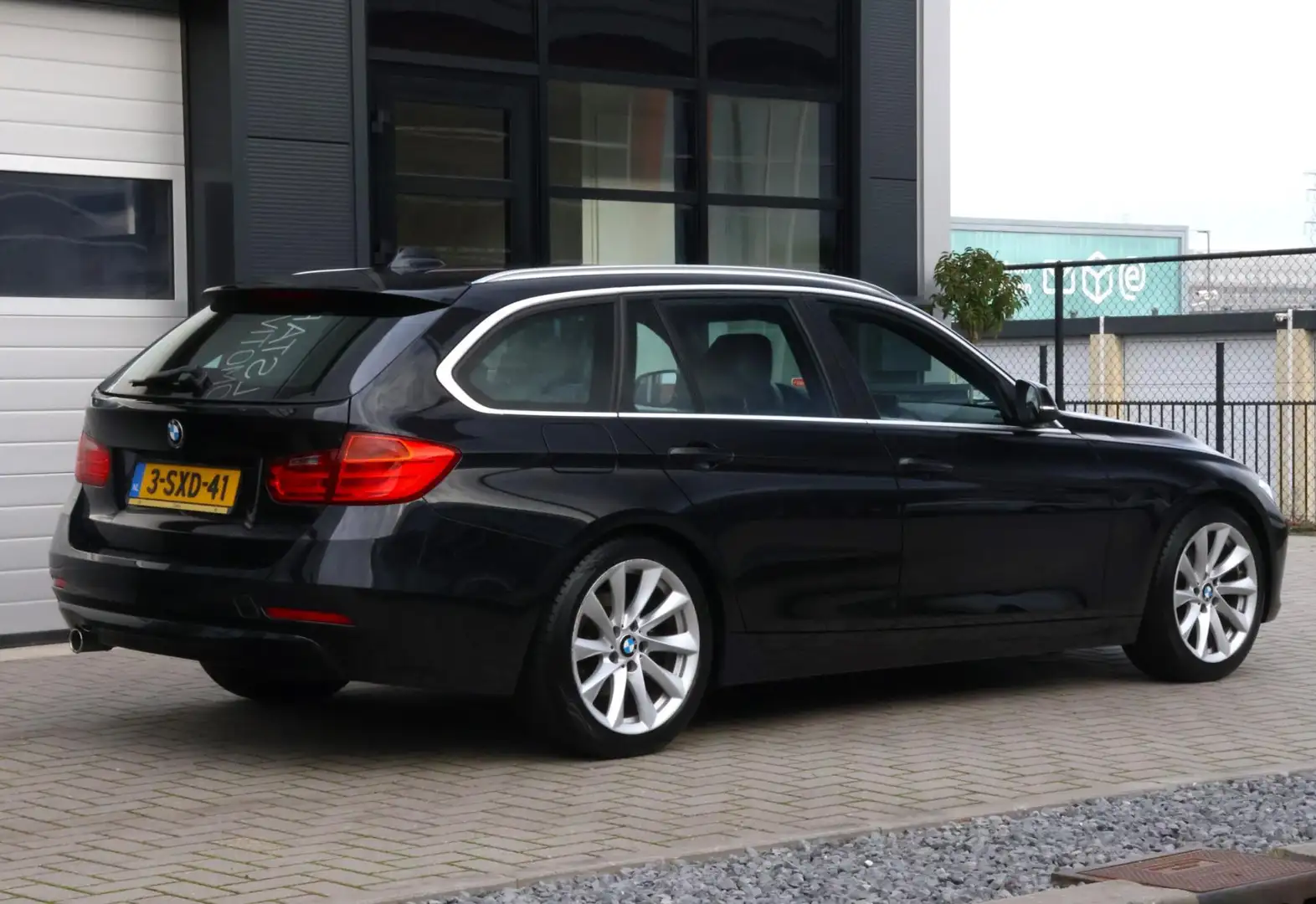 BMW 320 3-serie Touring 320d EfficientDynamics Edition Hig Zwart - 2