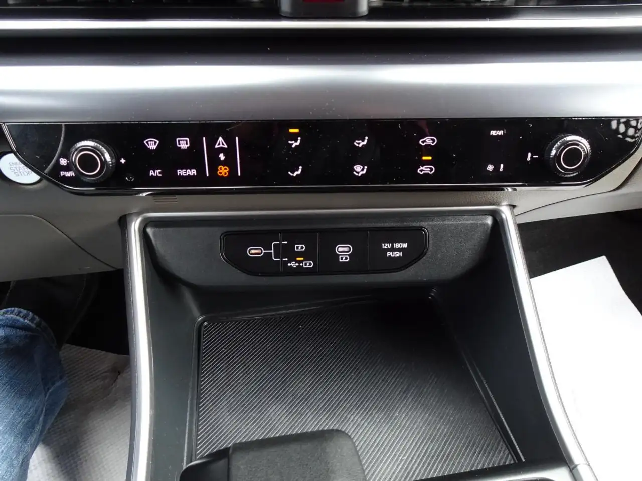 Kia Carnival снимка Kia Carnival
