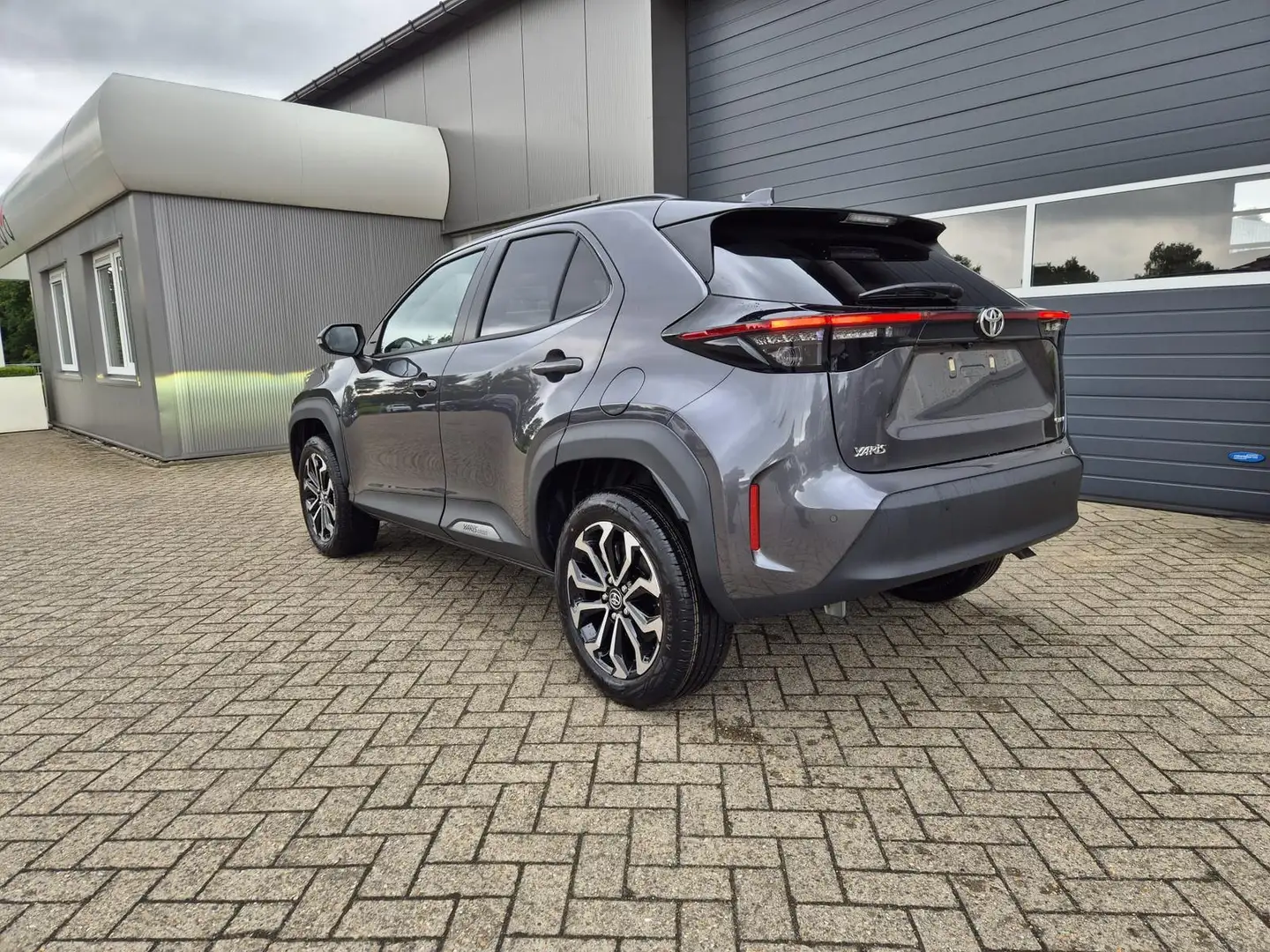 Toyota Yaris Cross 1.5VVT-iE 130PS Automatik Teamplayer Klimaautom... Grau - 2