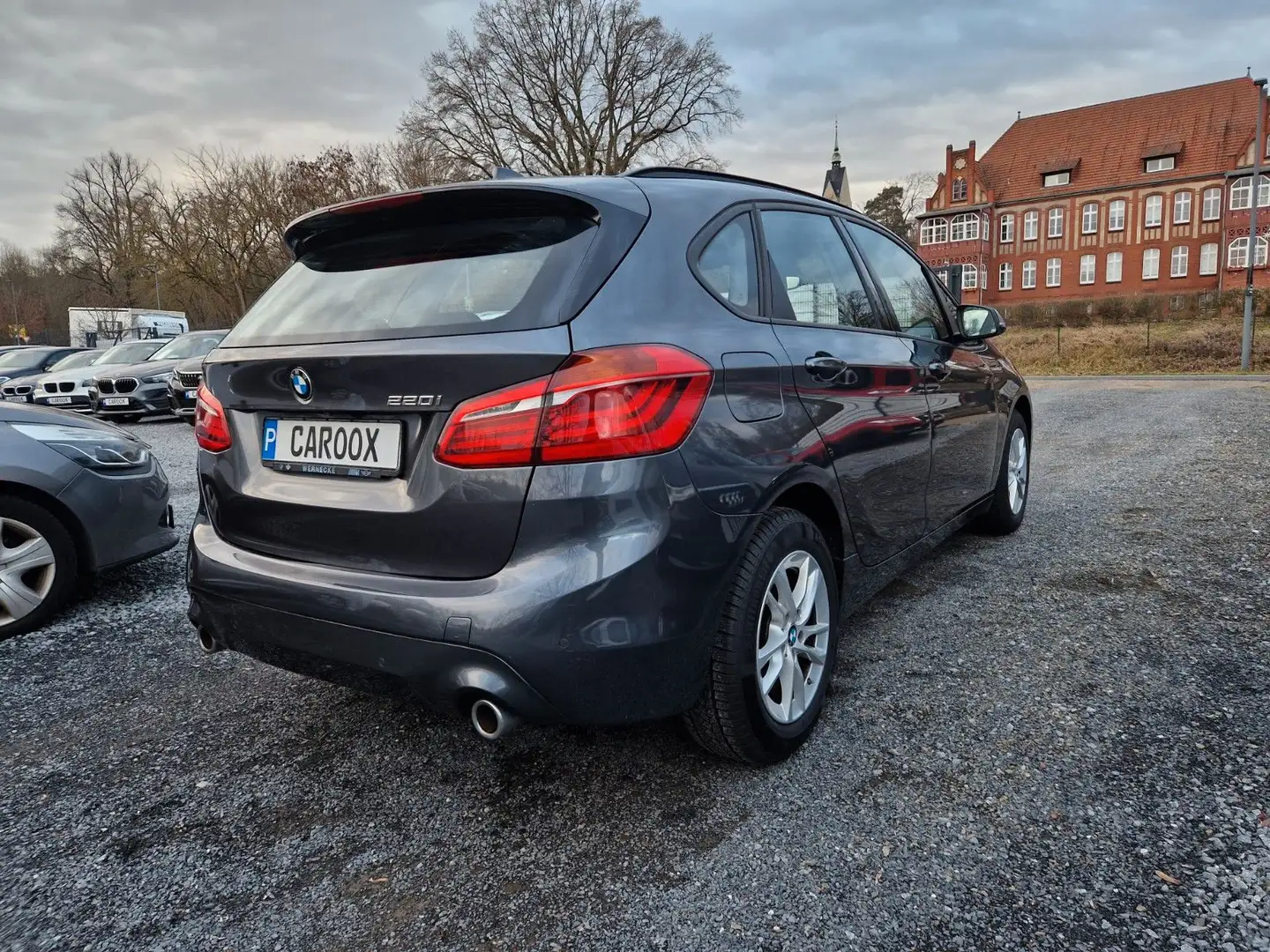 BMW 220 i Active Tourer AT Advantage NAVI KAM AHK SZH Grau - 2