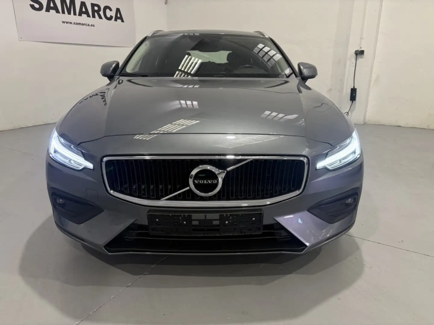 Volvo V60 B4 Momentum Pro Aut. Gris - 2