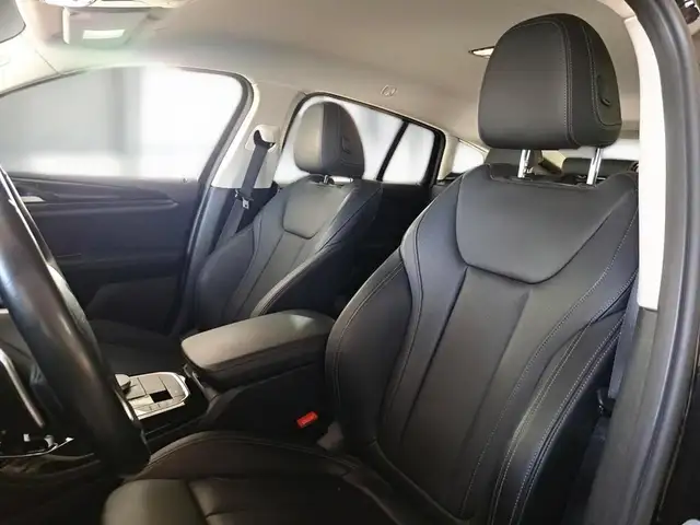 BMW X4 view 9