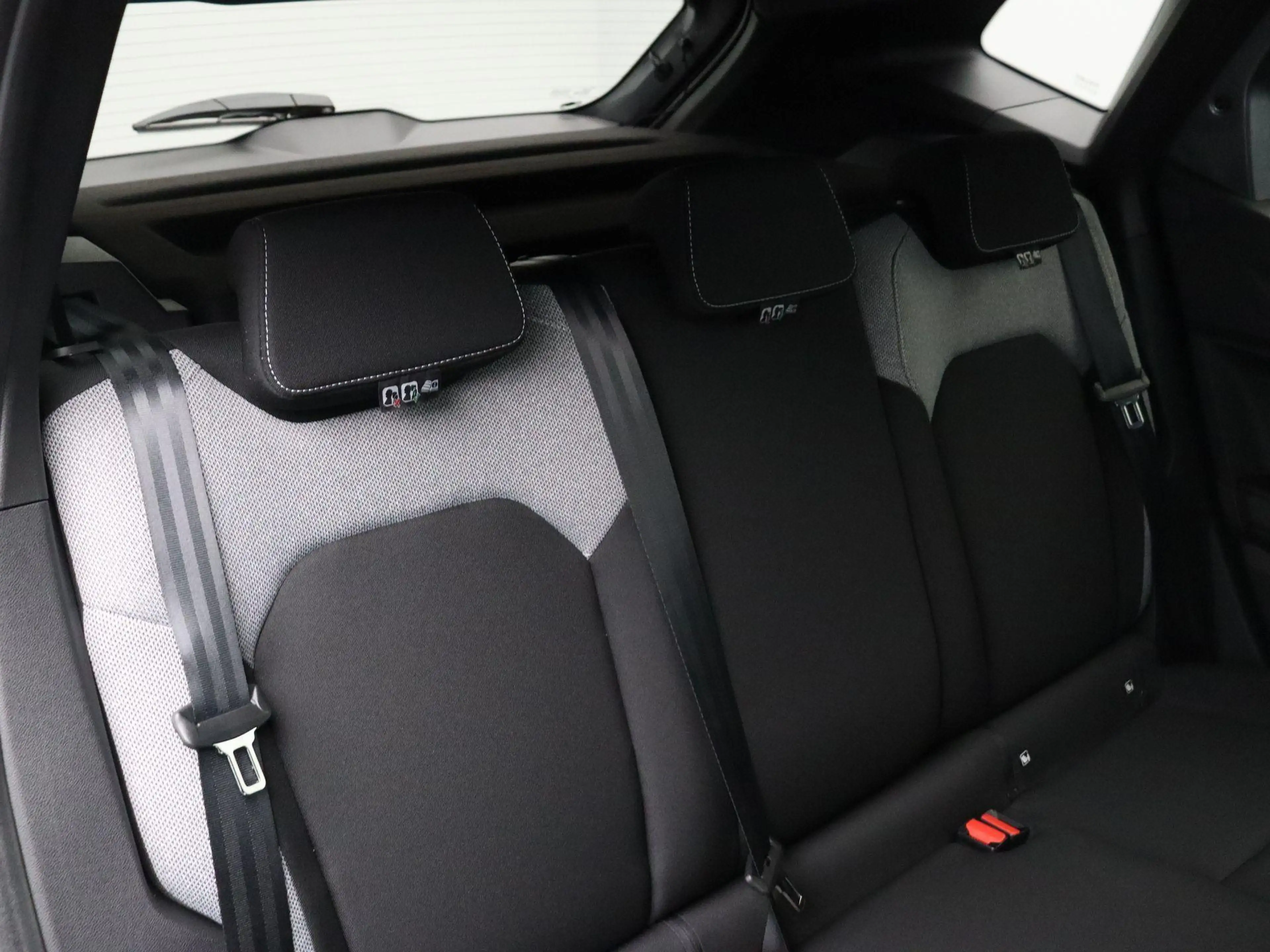 Dacia Duster hybrid-G 150pk 4x4 limited edition | Stoel- en stu — photo 7