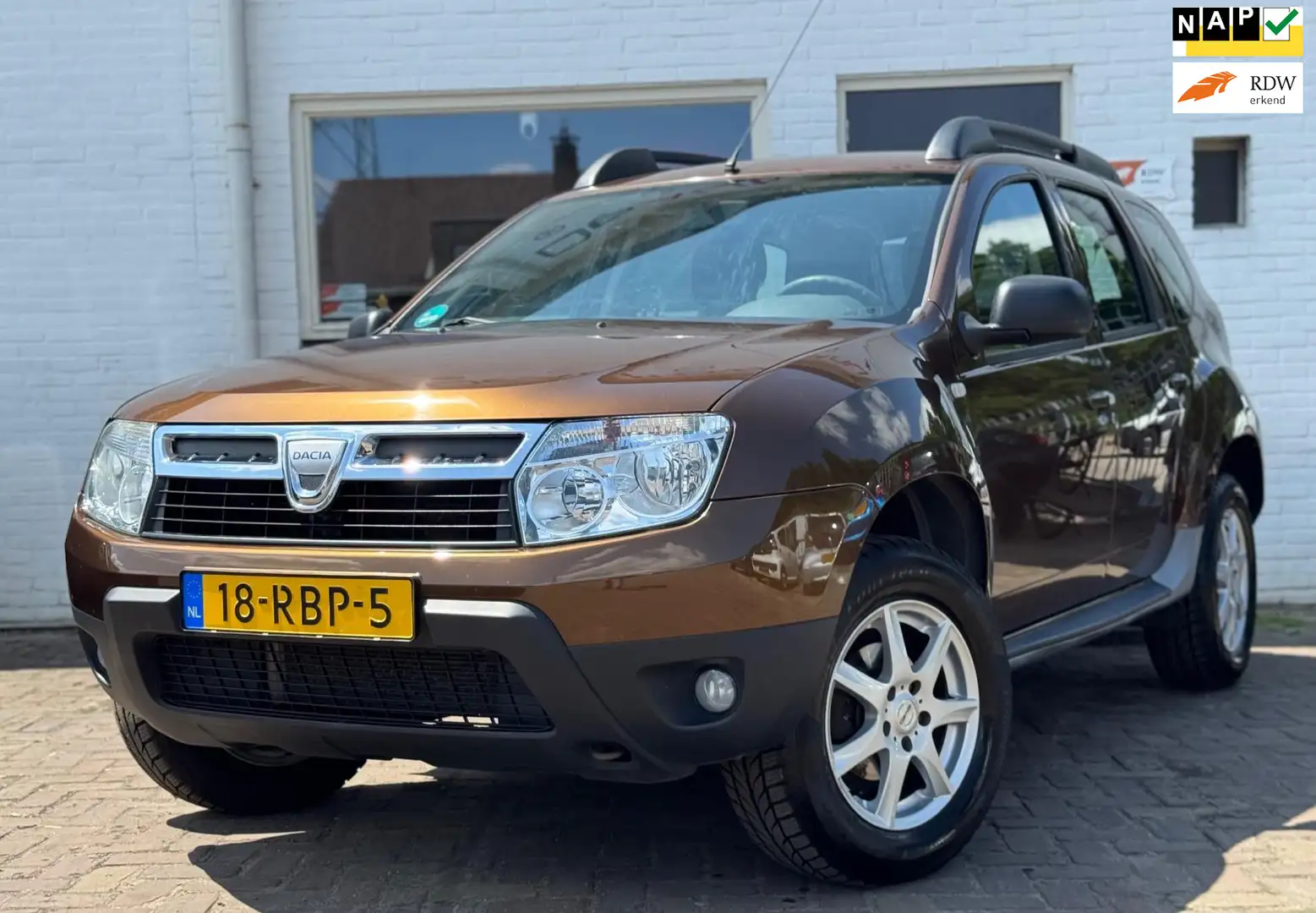 Dacia Duster 1.6 Lauréate 2wd Airco Trekhaak Bruin - 1