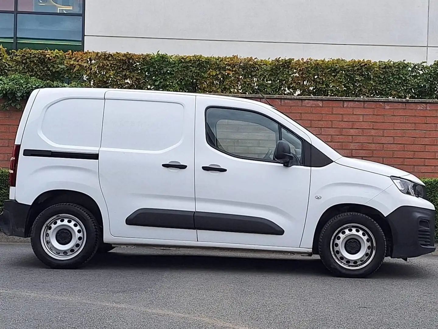 Peugeot Partner PEUGEOT - PARTNER - 3 PLACES - 9.909 € HTVA Blanc - 2