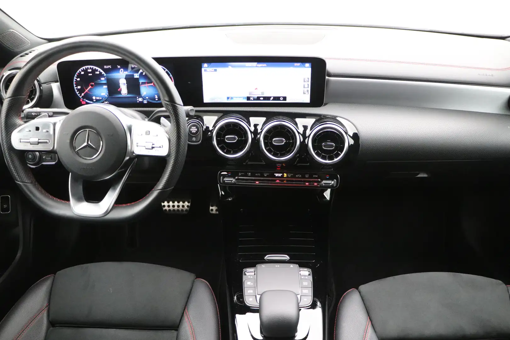Mercedes-Benz CLA 200 SB 200dA Business Solution AMG Line Night LEDER/AL Grijs - 2