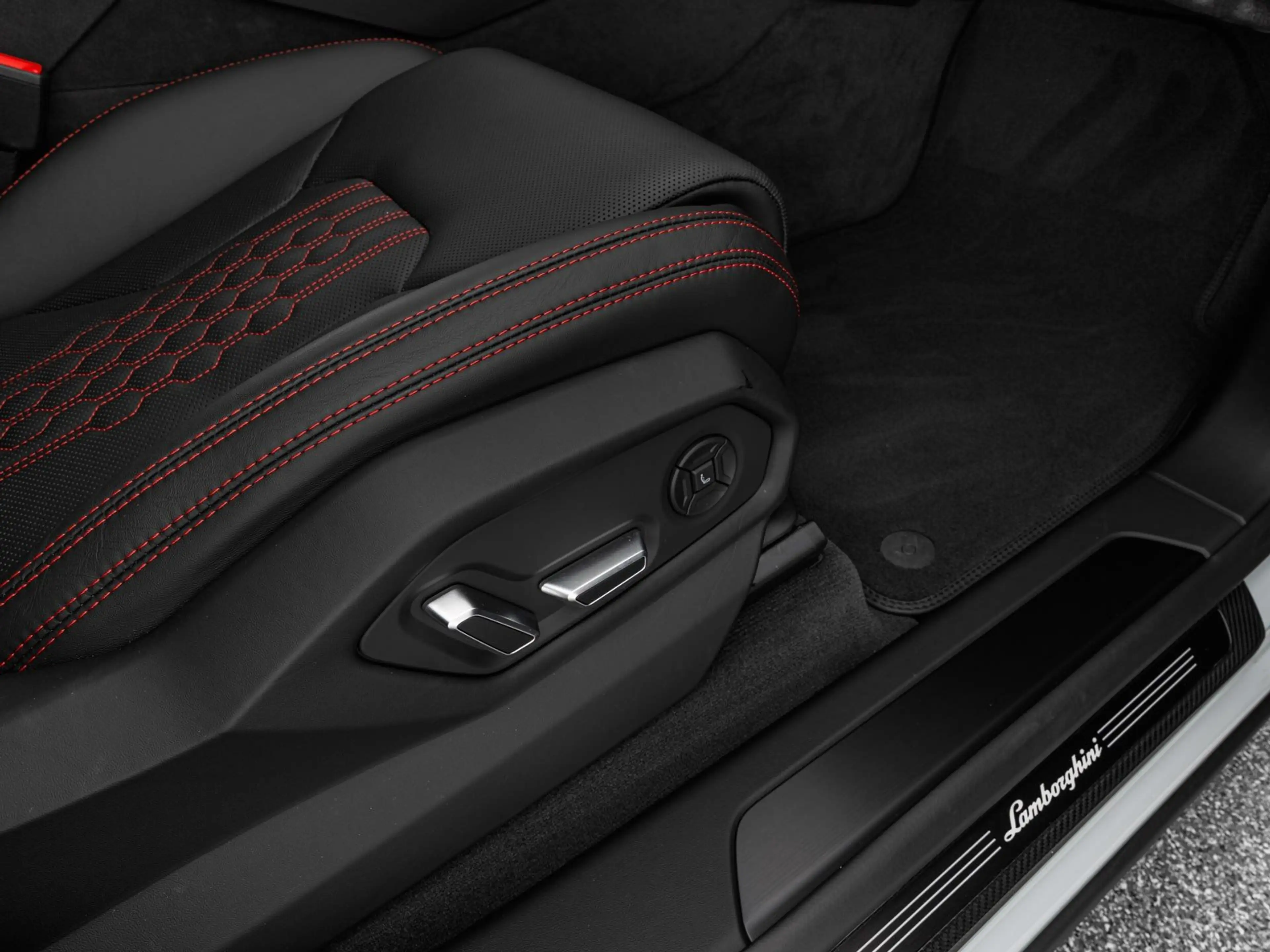 Lamborghini Urus SE — photo 14