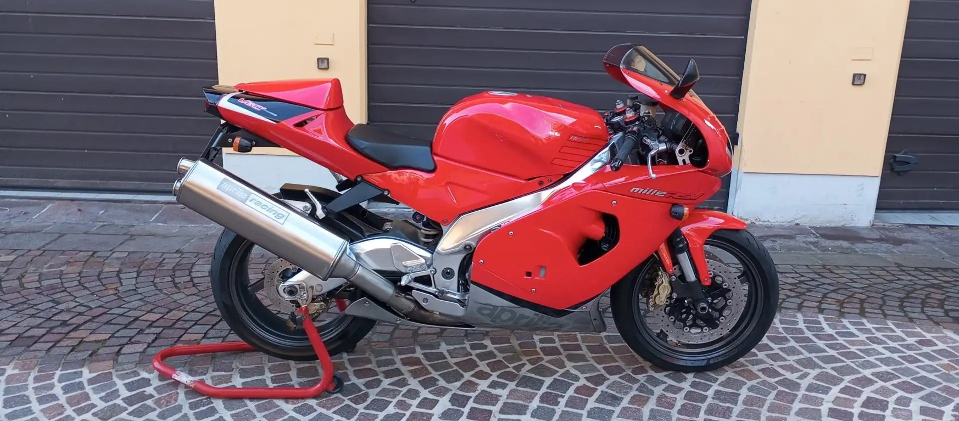 Aprilia RSV Mille Piros - 1