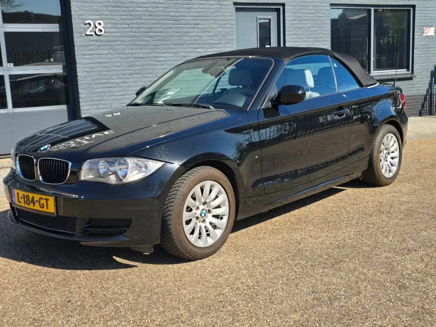 BMW 118 1-serie Cabrio 118i executive Zwart - 1