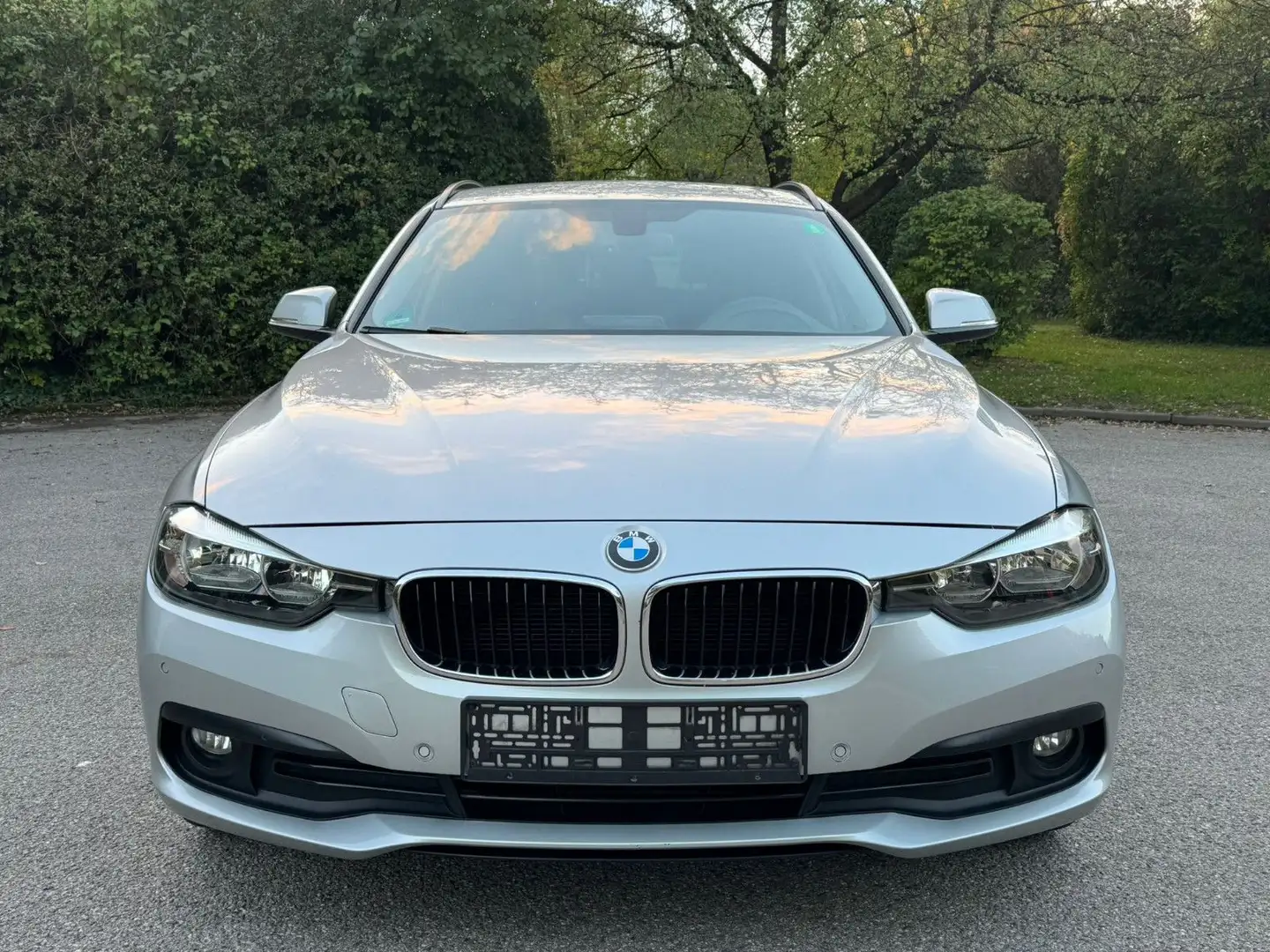 BMW 318 d Touring Sport Line Automatik Navi Leader Silber - 2