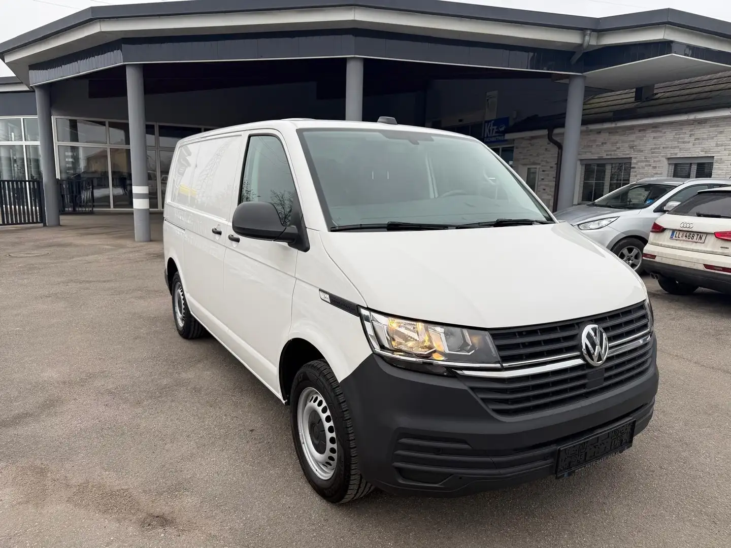 Volkswagen T6.1 Transporter DSG / Navi / PDC / ACC / Car Play Weiß - 2