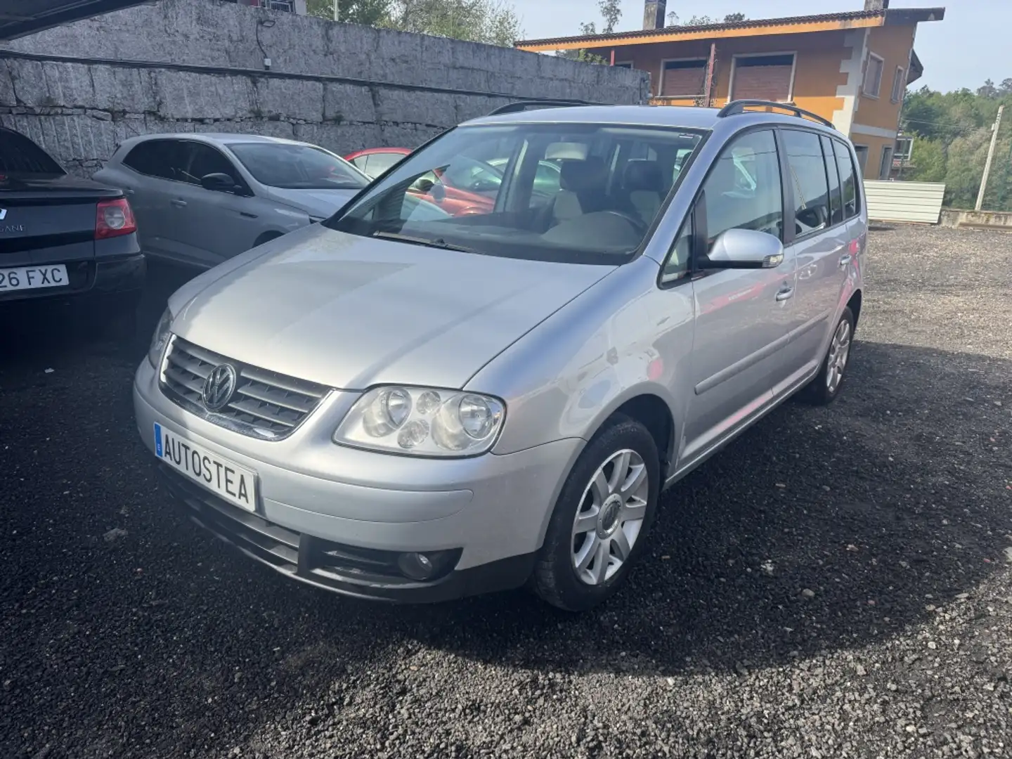 Volkswagen Touran 2.0TDI Highline Grau - 2